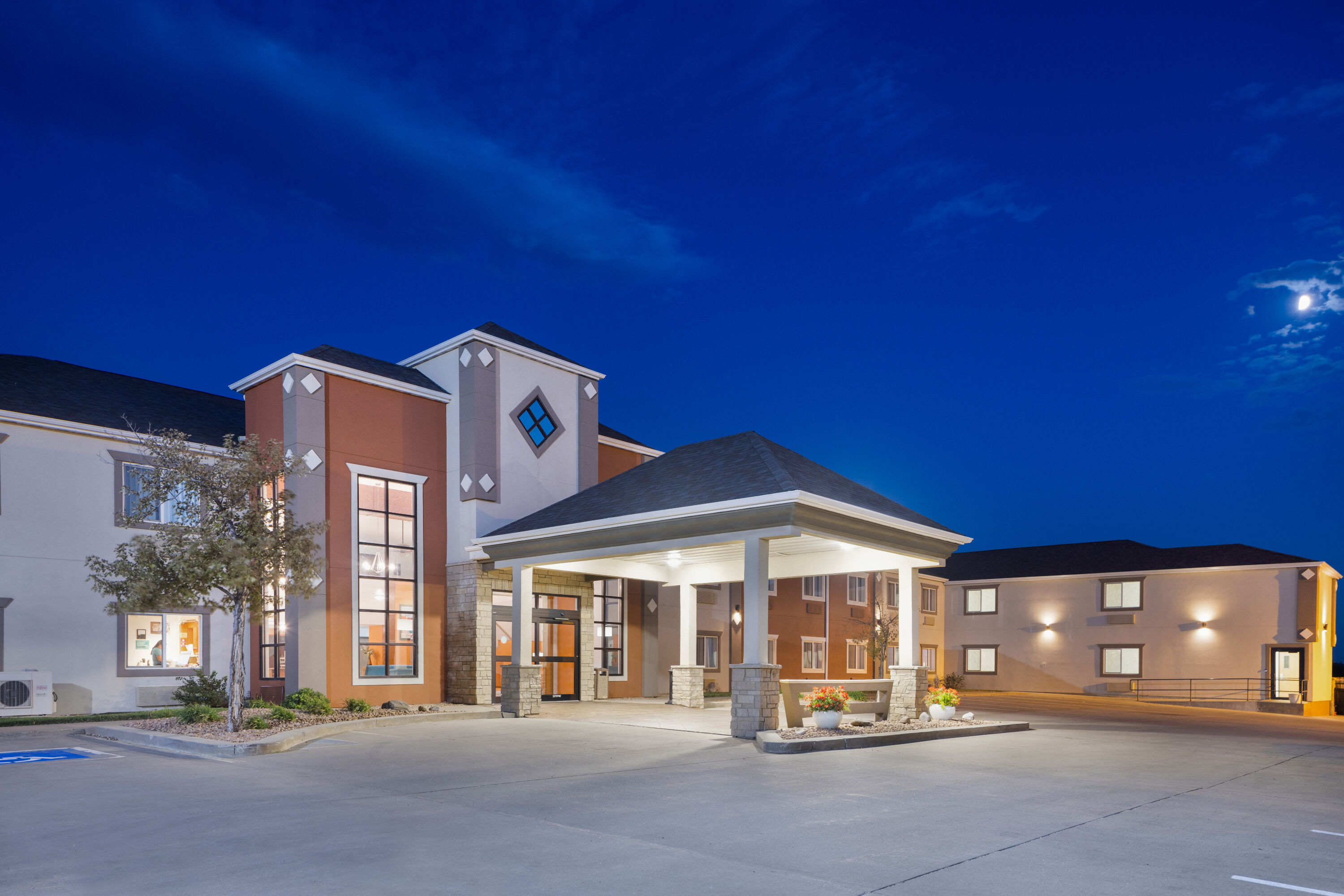 Exterior Dusk Image of Howard Johnson by Wyndham Oacoma Hotel & Suites hotel in Oacoma, South Dakota