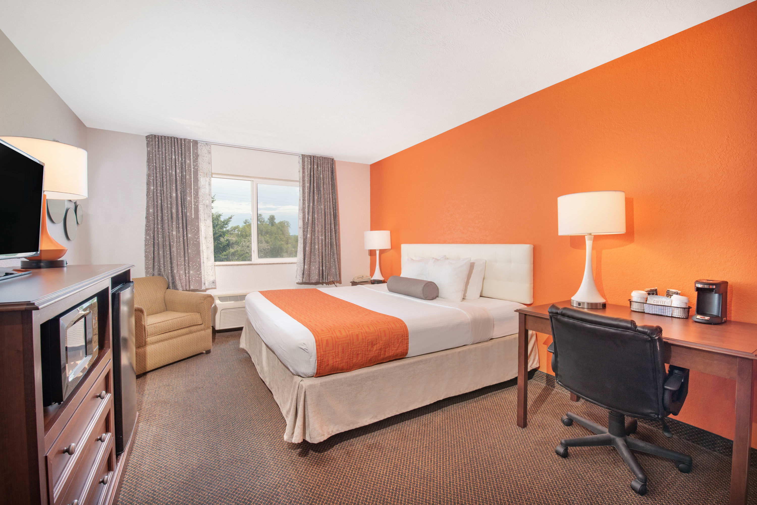 Guest room at the Howard Johnson by Wyndham Oacoma Hotel & Suites in Oacoma, South Dakota