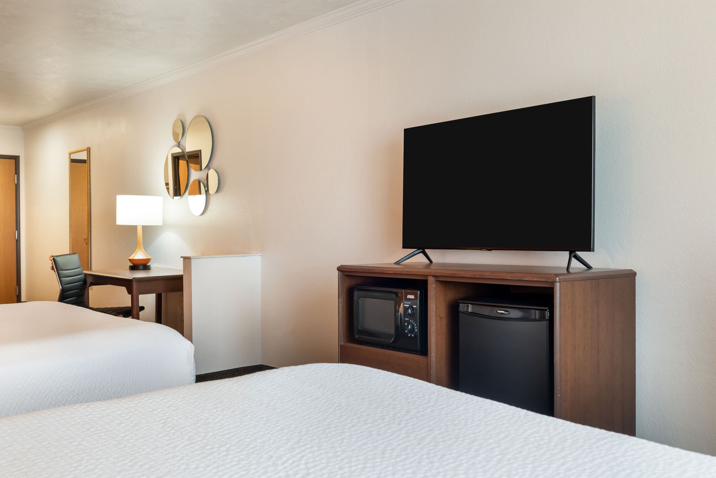 Howard Johnson by Wyndham Oacoma Hotel & Suites suite in Oacoma, South Dakota