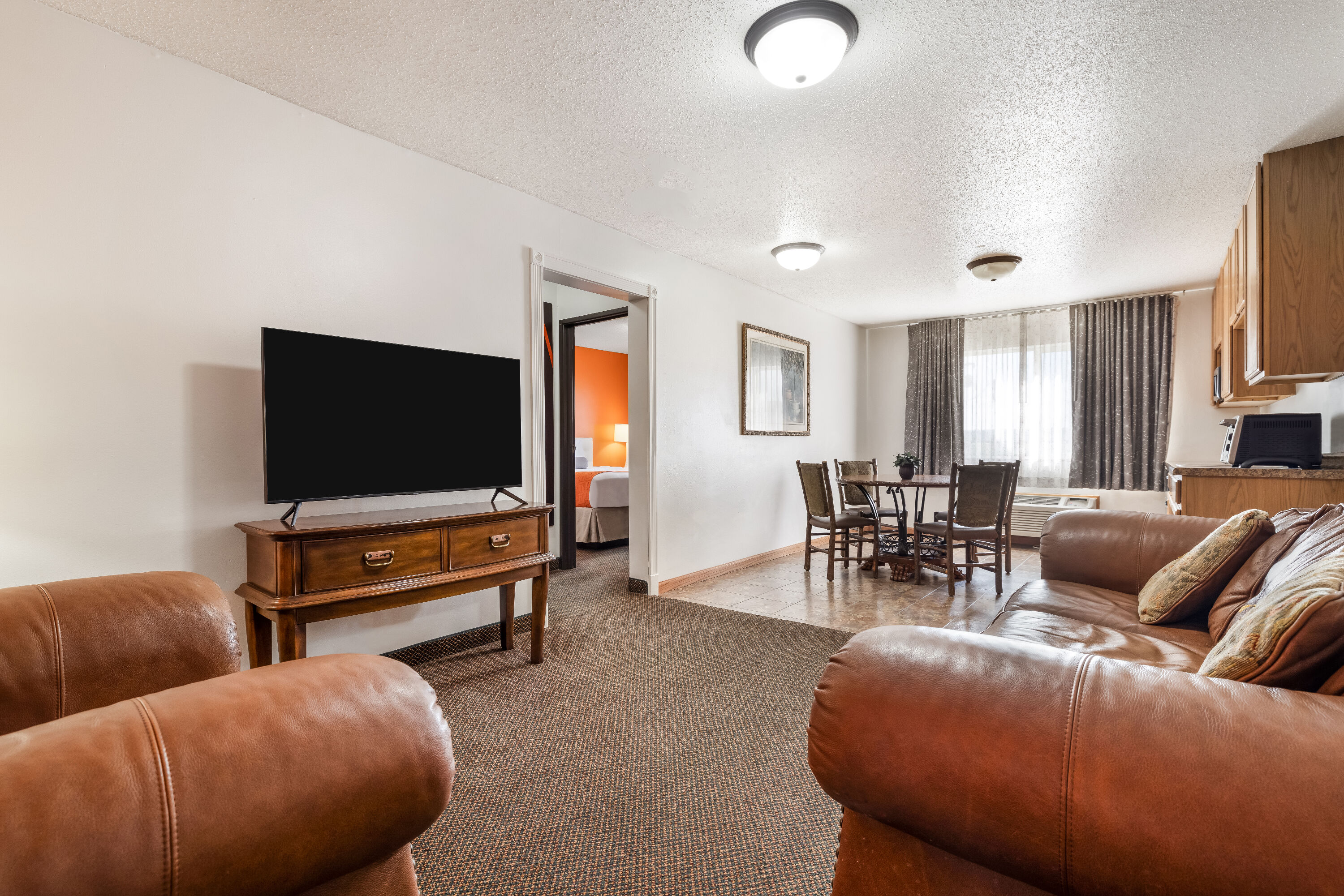 Howard Johnson by Wyndham Oacoma Hotel & Suites suite in Oacoma, South Dakota