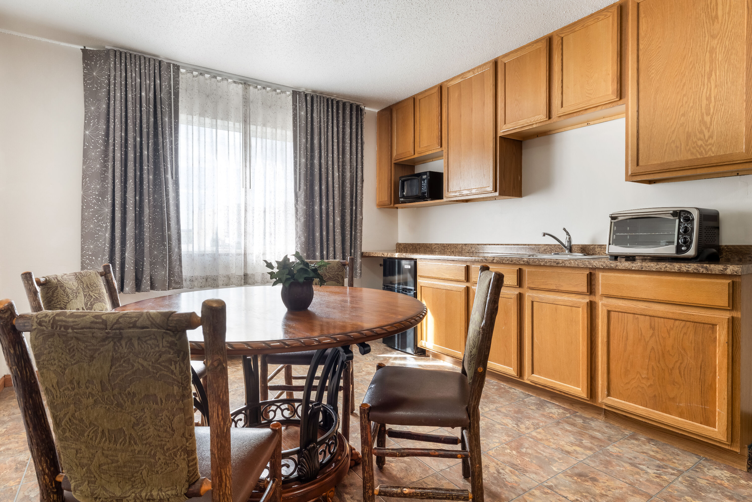 Howard Johnson by Wyndham Oacoma Hotel & Suites suite in Oacoma, South Dakota