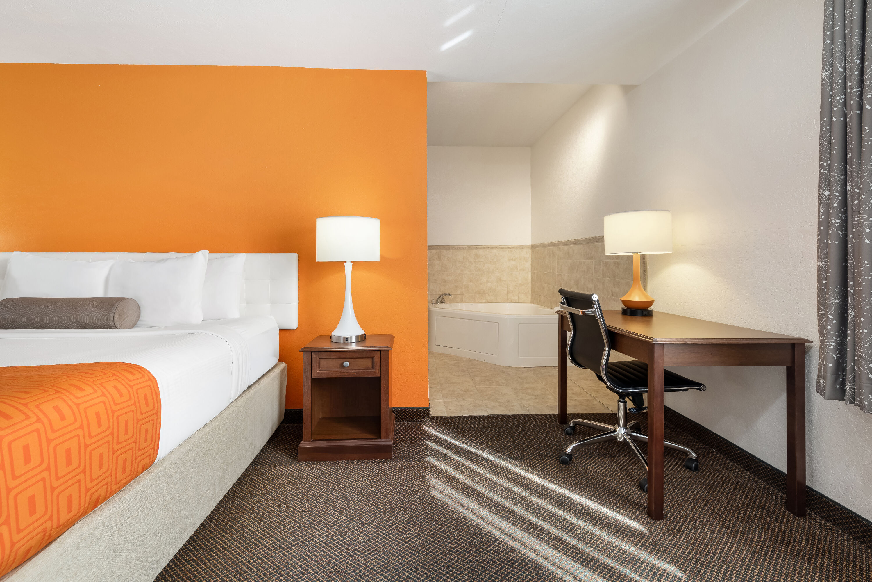 Howard Johnson by Wyndham Oacoma Hotel & Suites suite in Oacoma, South Dakota