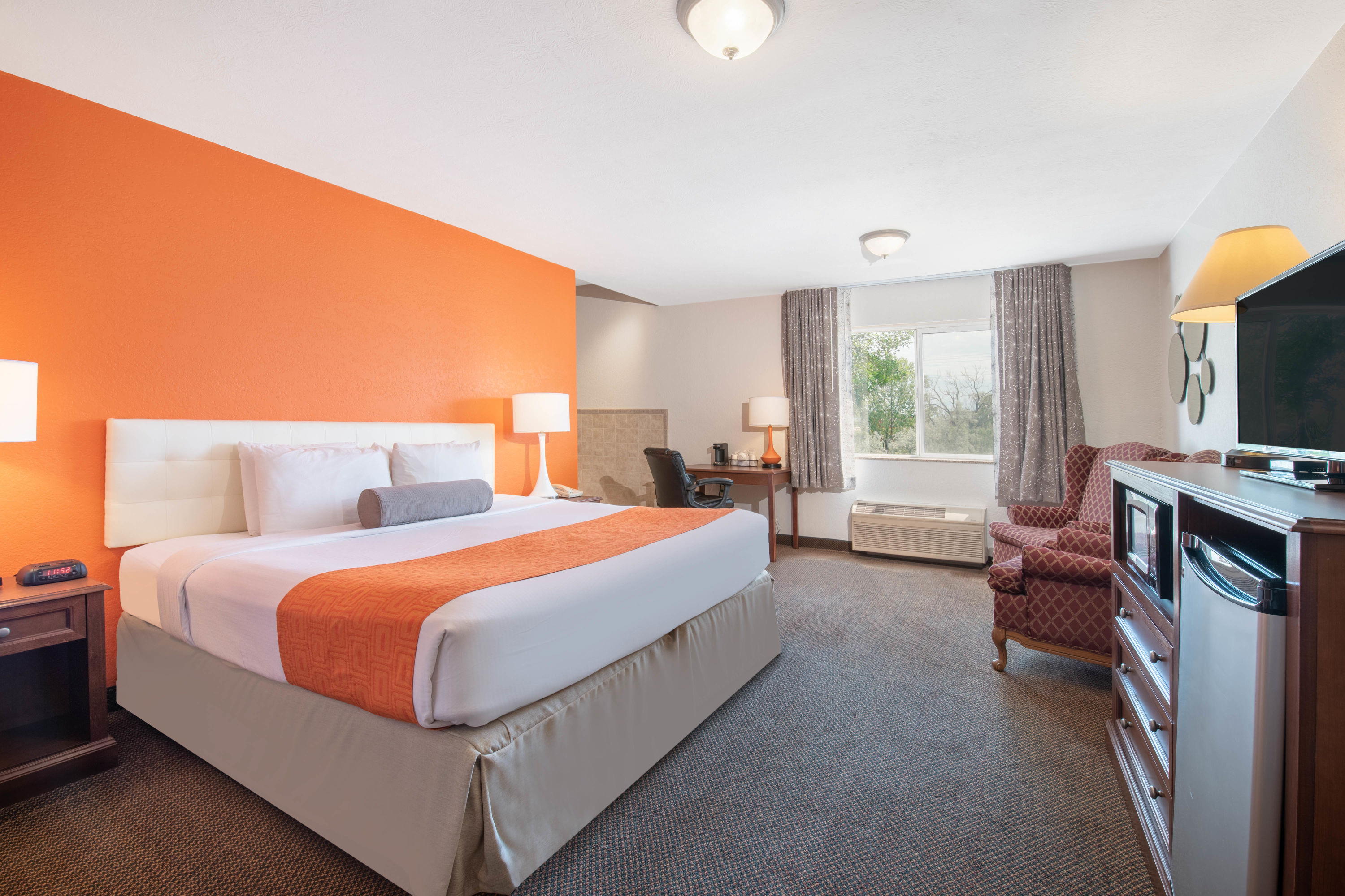 Howard Johnson by Wyndham Oacoma Hotel & Suites suite in Oacoma, South Dakota