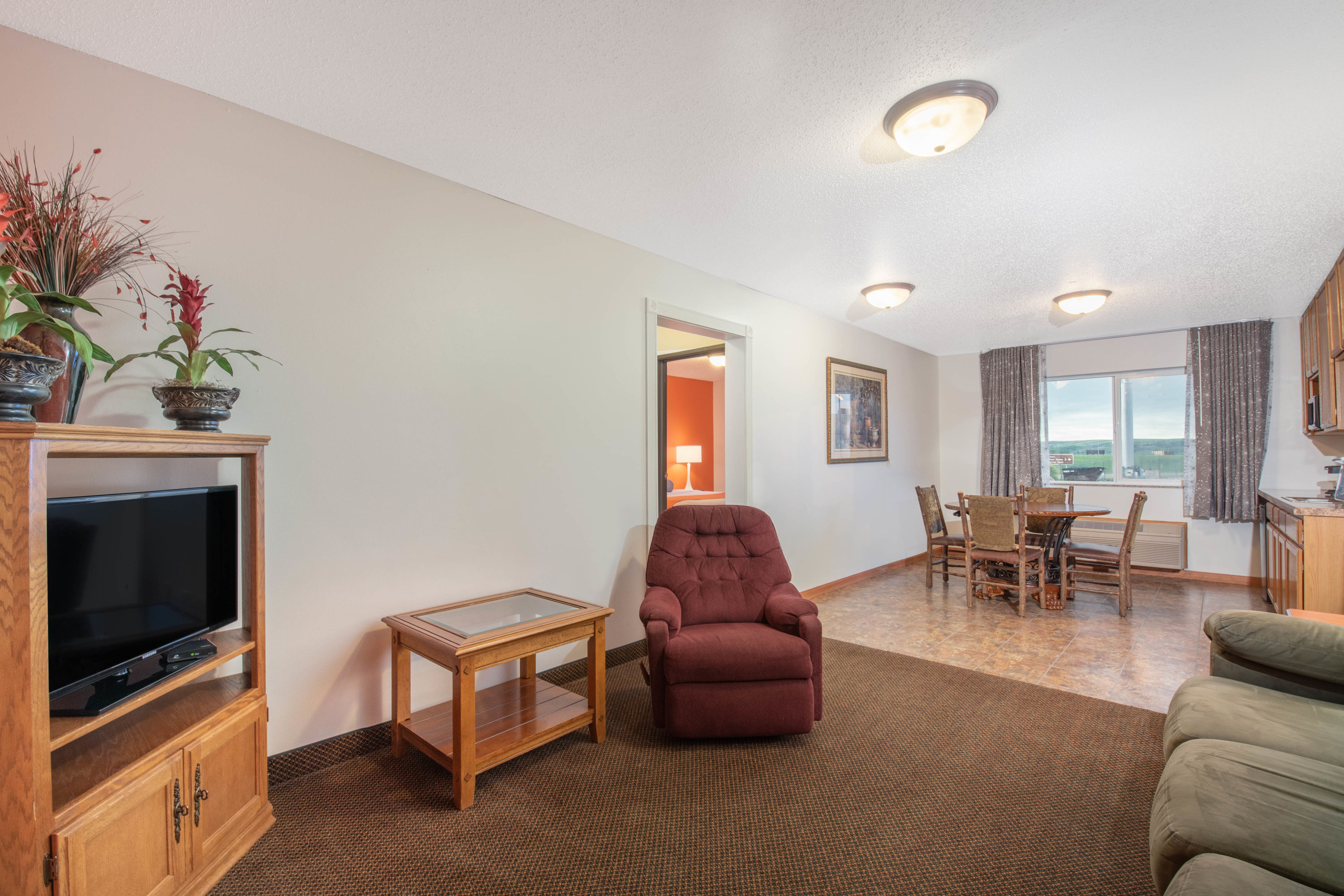 Howard Johnson by Wyndham Oacoma Hotel & Suites suite in Oacoma, South Dakota