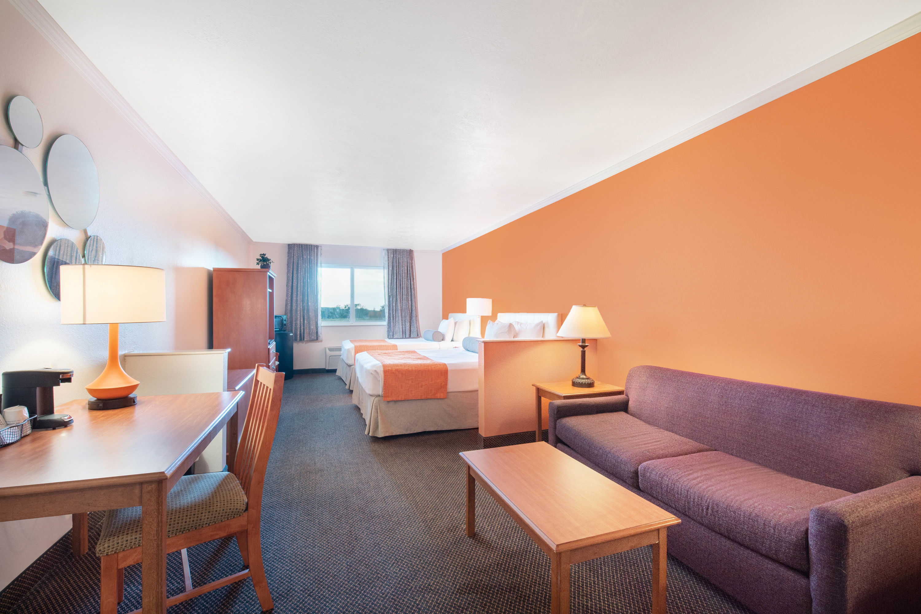 Howard Johnson by Wyndham Oacoma Hotel & Suites suite in Oacoma, South Dakota