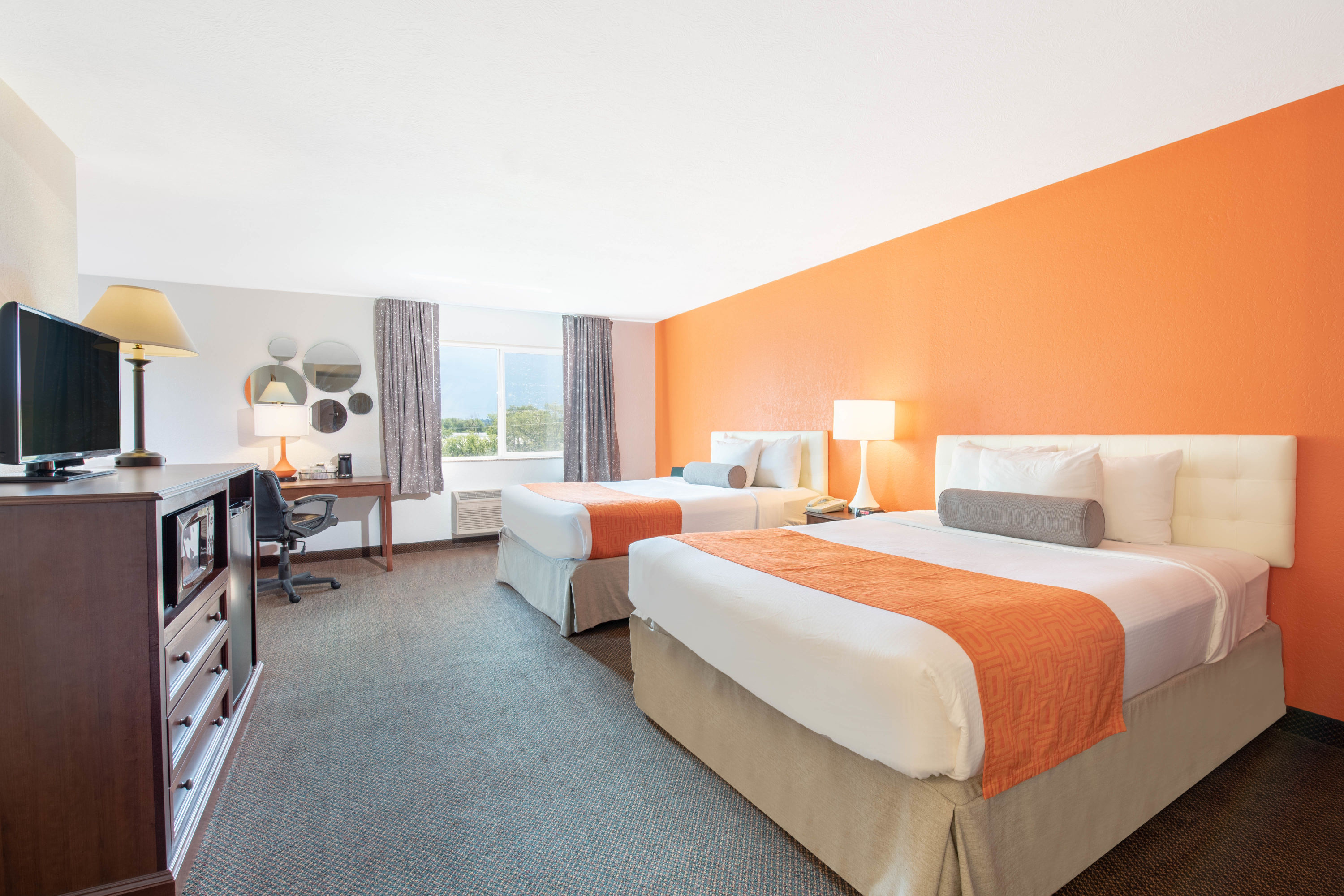 Howard Johnson by Wyndham Oacoma Hotel & Suites suite in Oacoma, South Dakota