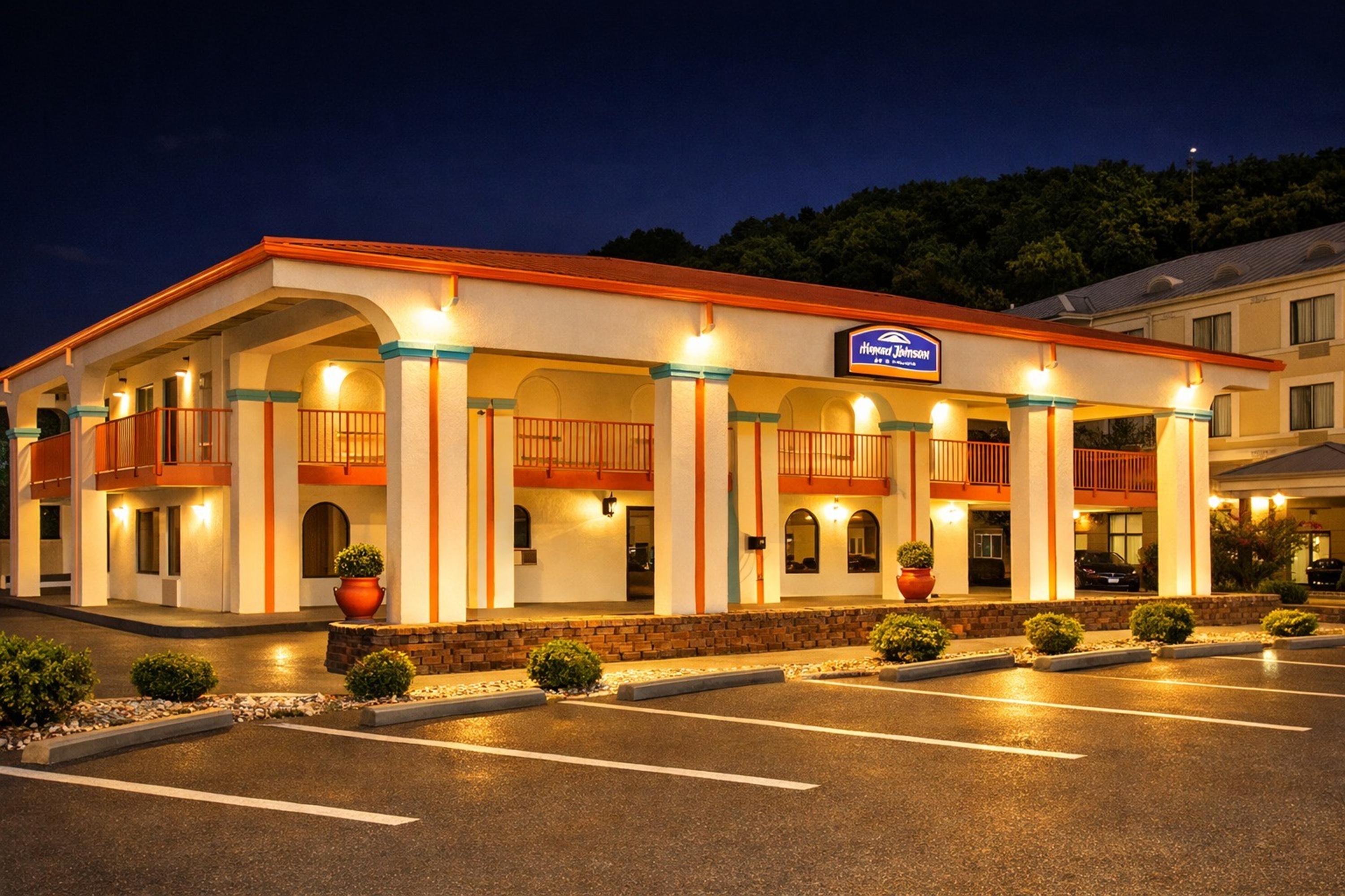 Exterior of Howard Johnson by Wyndham Chattanooga Lookout Mountain I-24 hotel in Chattanooga, Tennessee