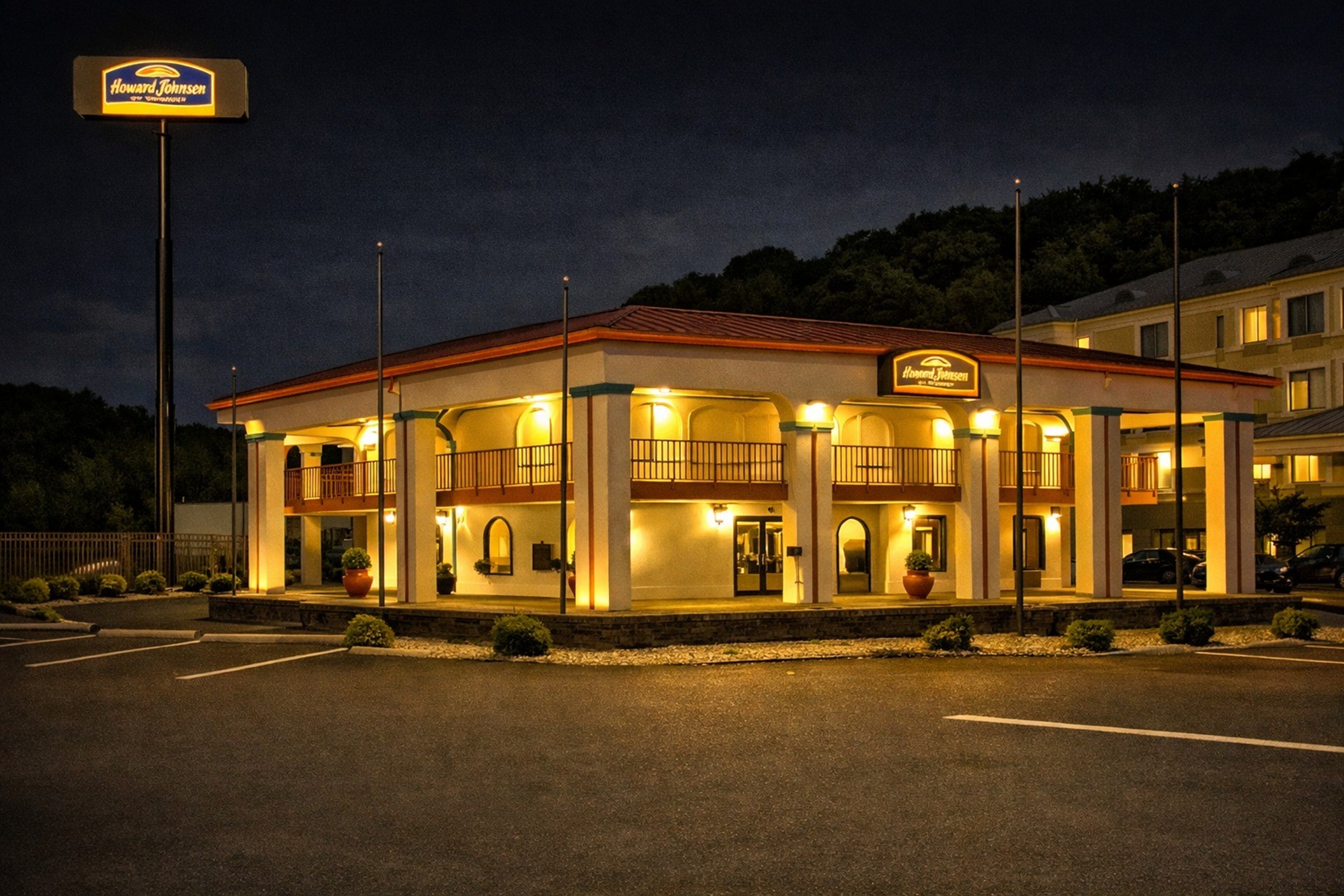 Exterior of Howard Johnson by Wyndham Chattanooga Lookout Mountain I-24 hotel in Chattanooga, Tennessee