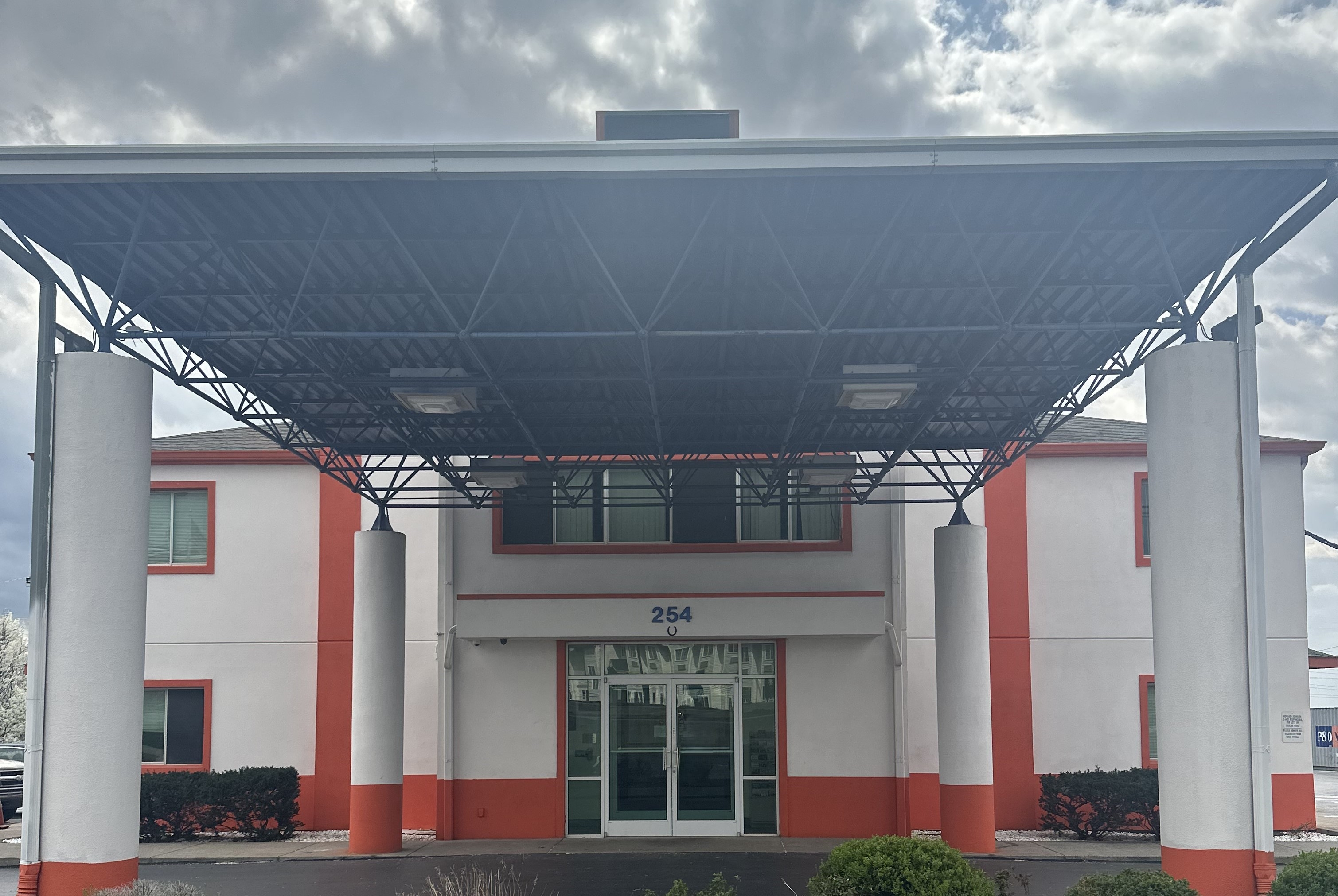 Exterior of Howard Johnson by Wyndham Clarksville Tennessee hotel in Clarksville, Tennessee