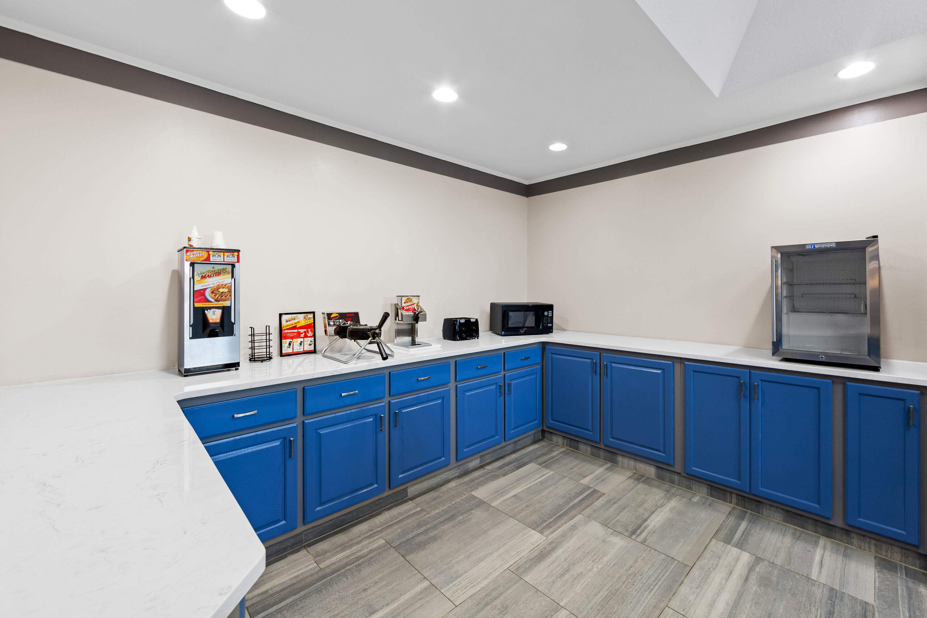 Howard Johnson by Wyndham Jackson restaurant breakfast area close up in Jackson, Tennessee