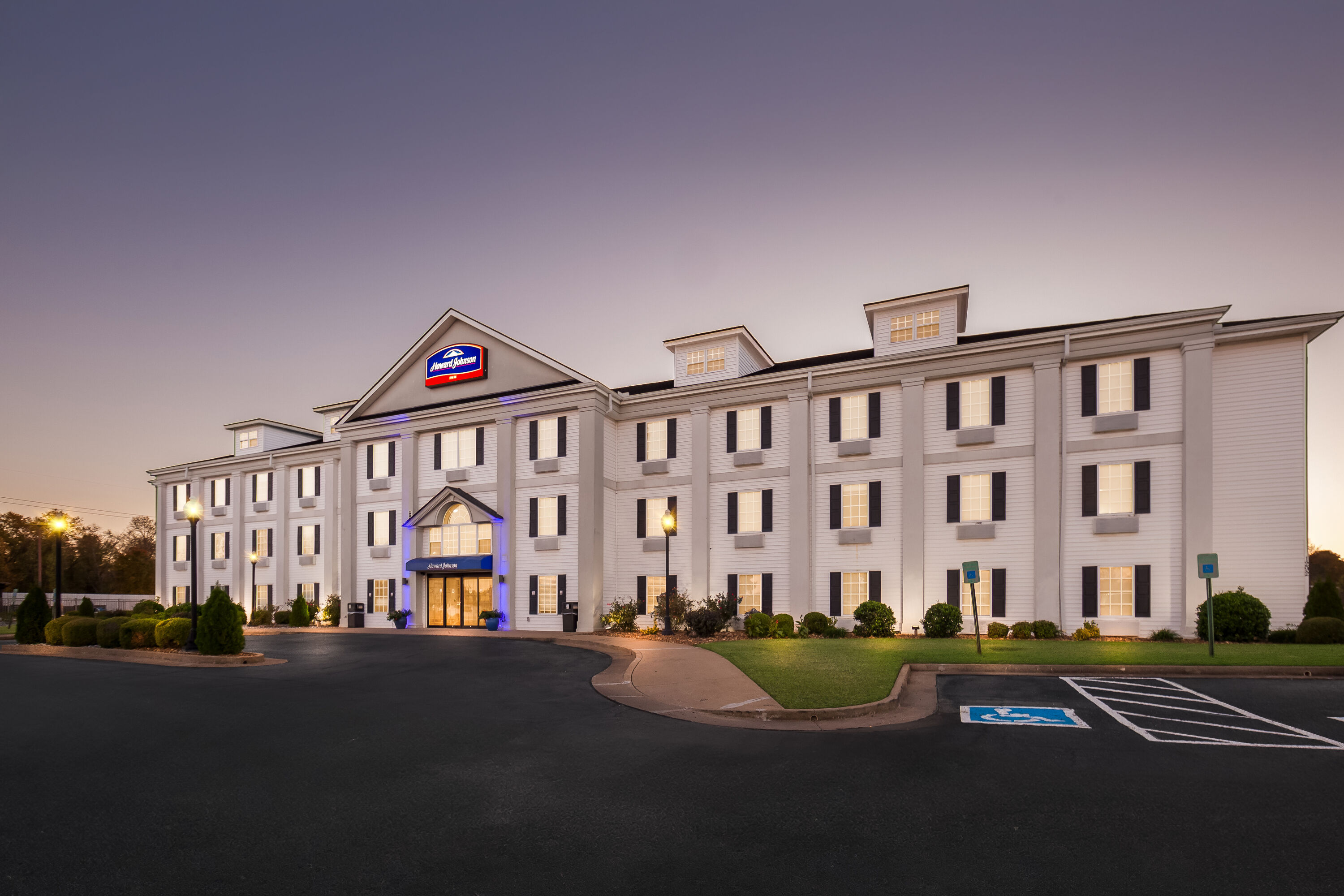 Exterior Night Image of Howard Johnson by Wyndham Jackson hotel in Jackson, Tennessee
