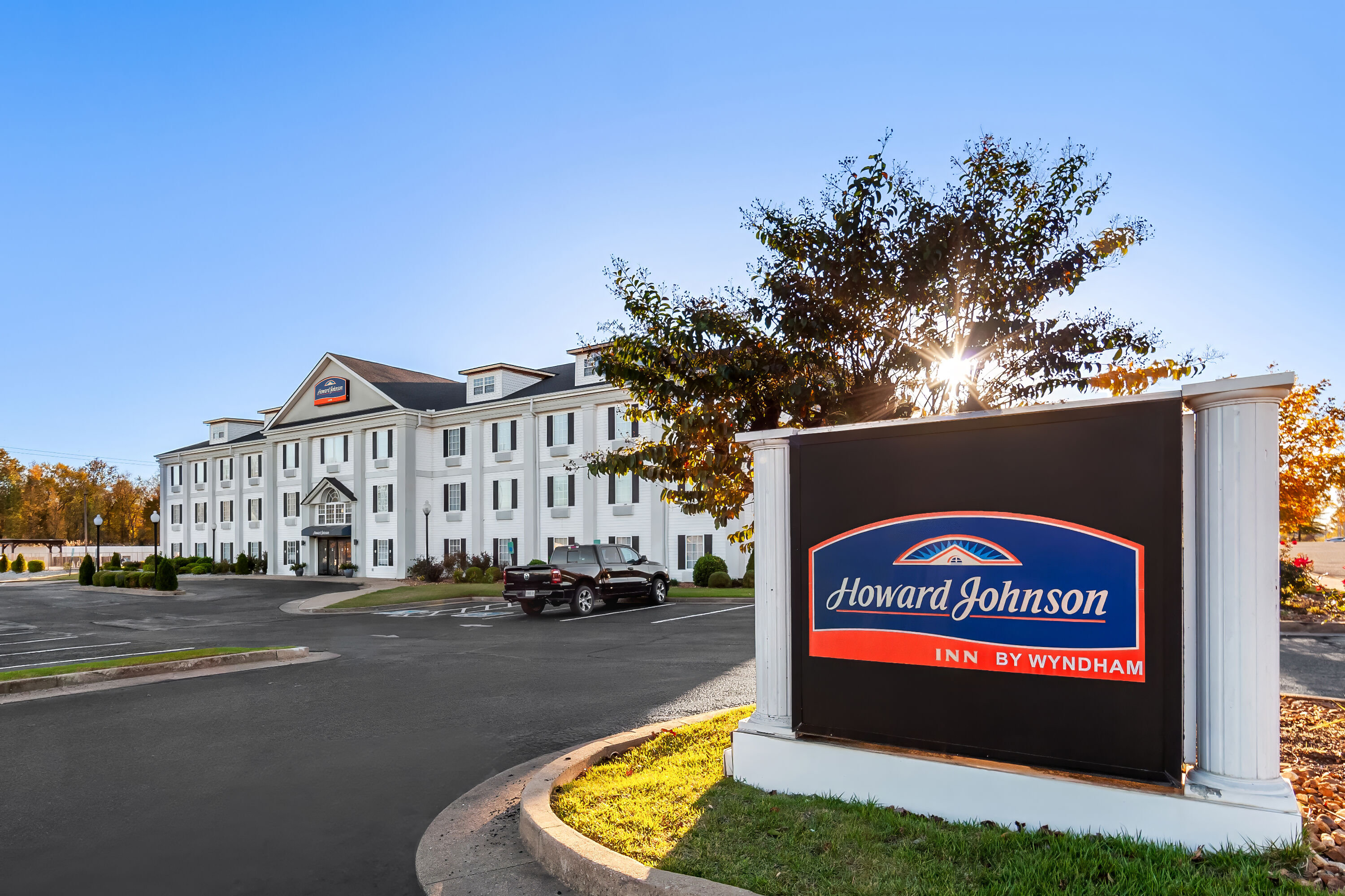Exterior of Howard Johnson by Wyndham Jackson hotel in Jackson, Tennessee