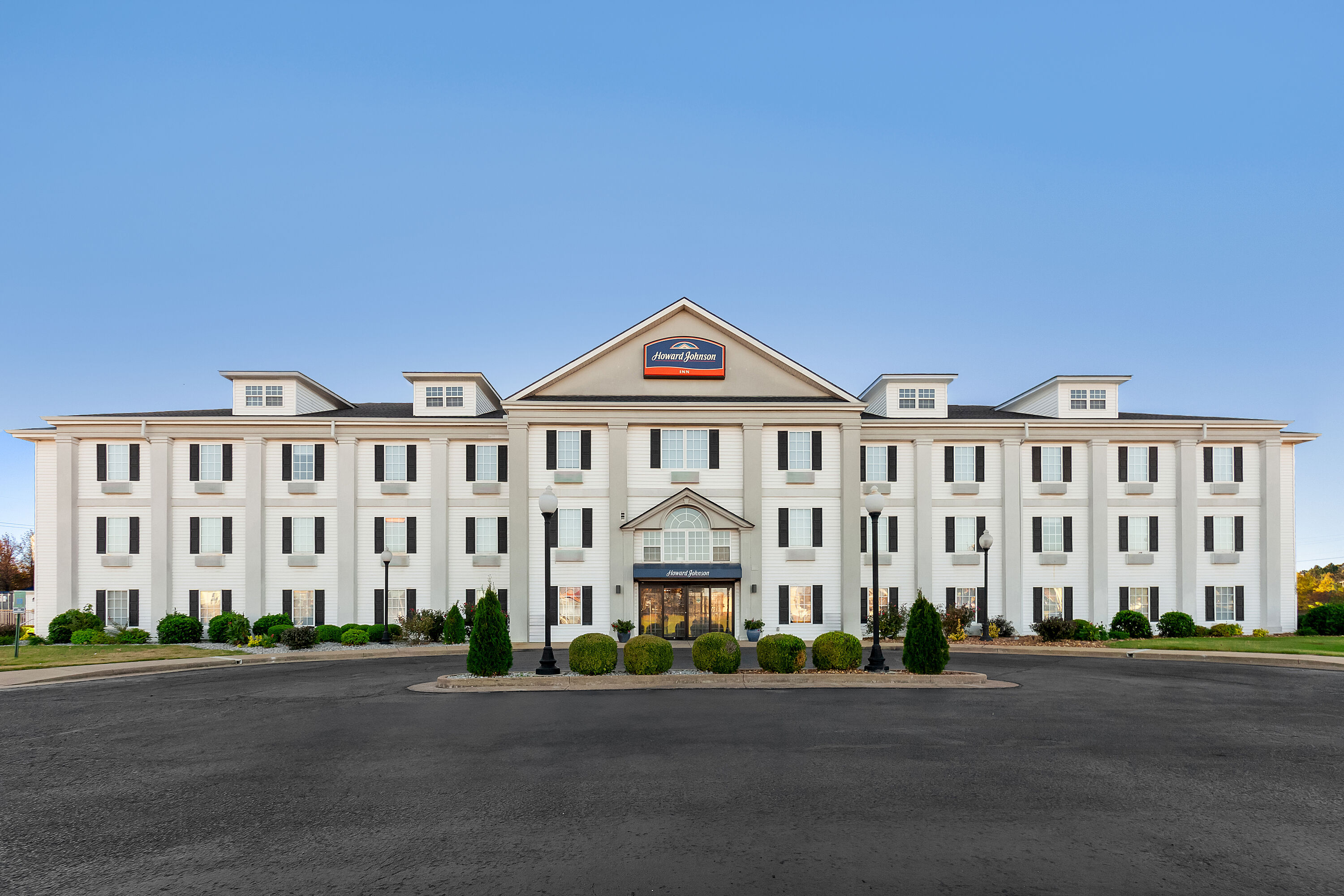 Exterior of Howard Johnson by Wyndham Jackson hotel in Jackson, Tennessee