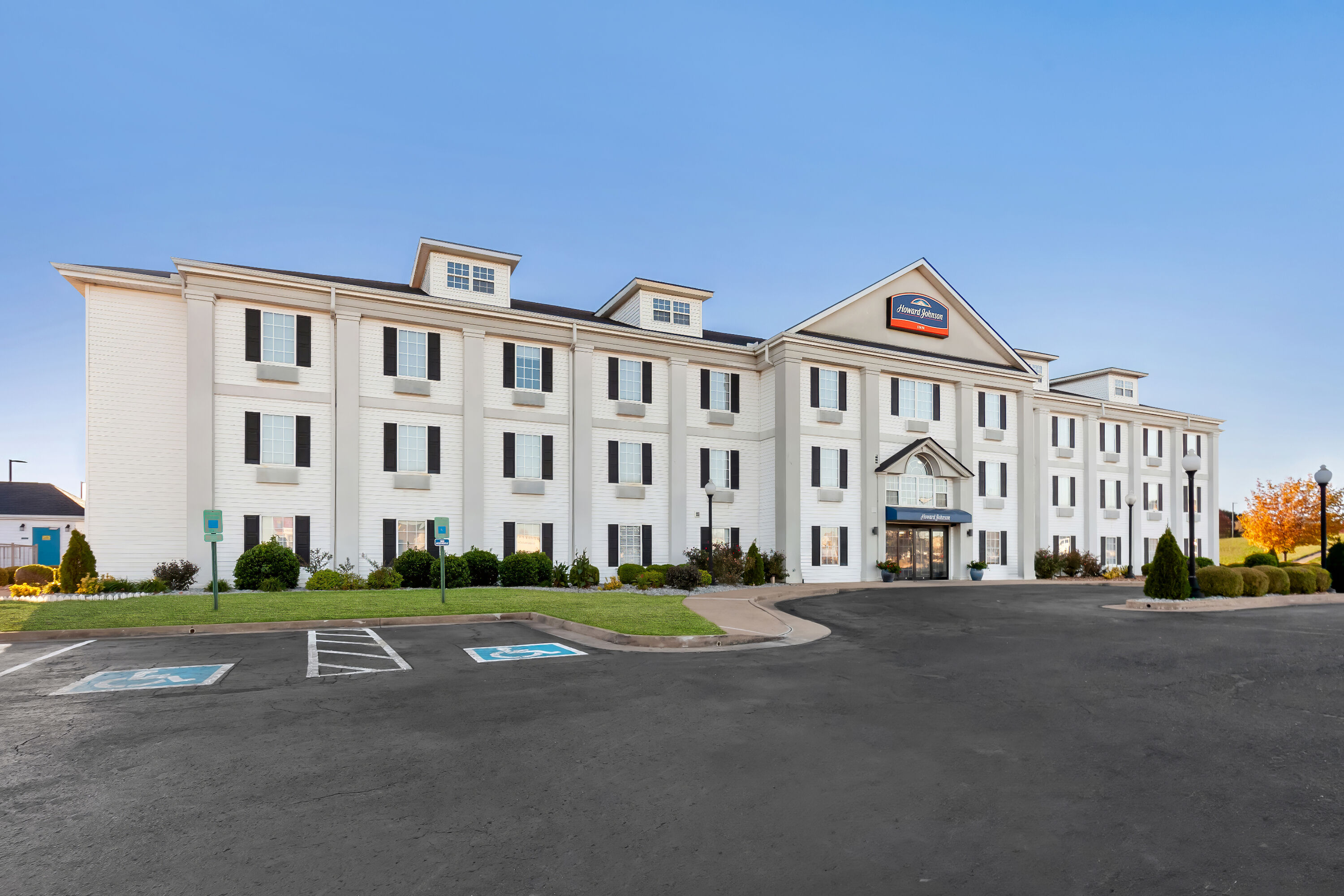 Exterior of Howard Johnson by Wyndham Jackson hotel in Jackson, Tennessee