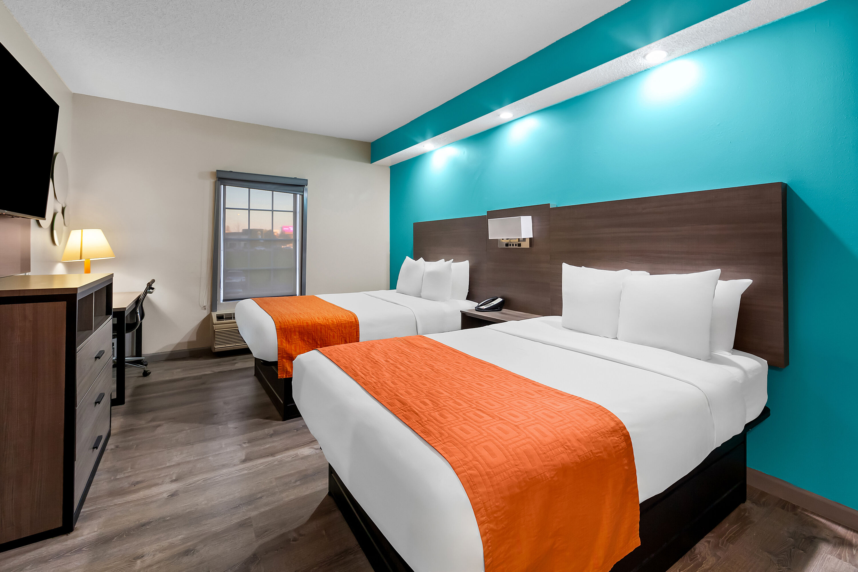 Double bed guest room at the Howard Johnson by Wyndham Jackson in Jackson, Tennessee