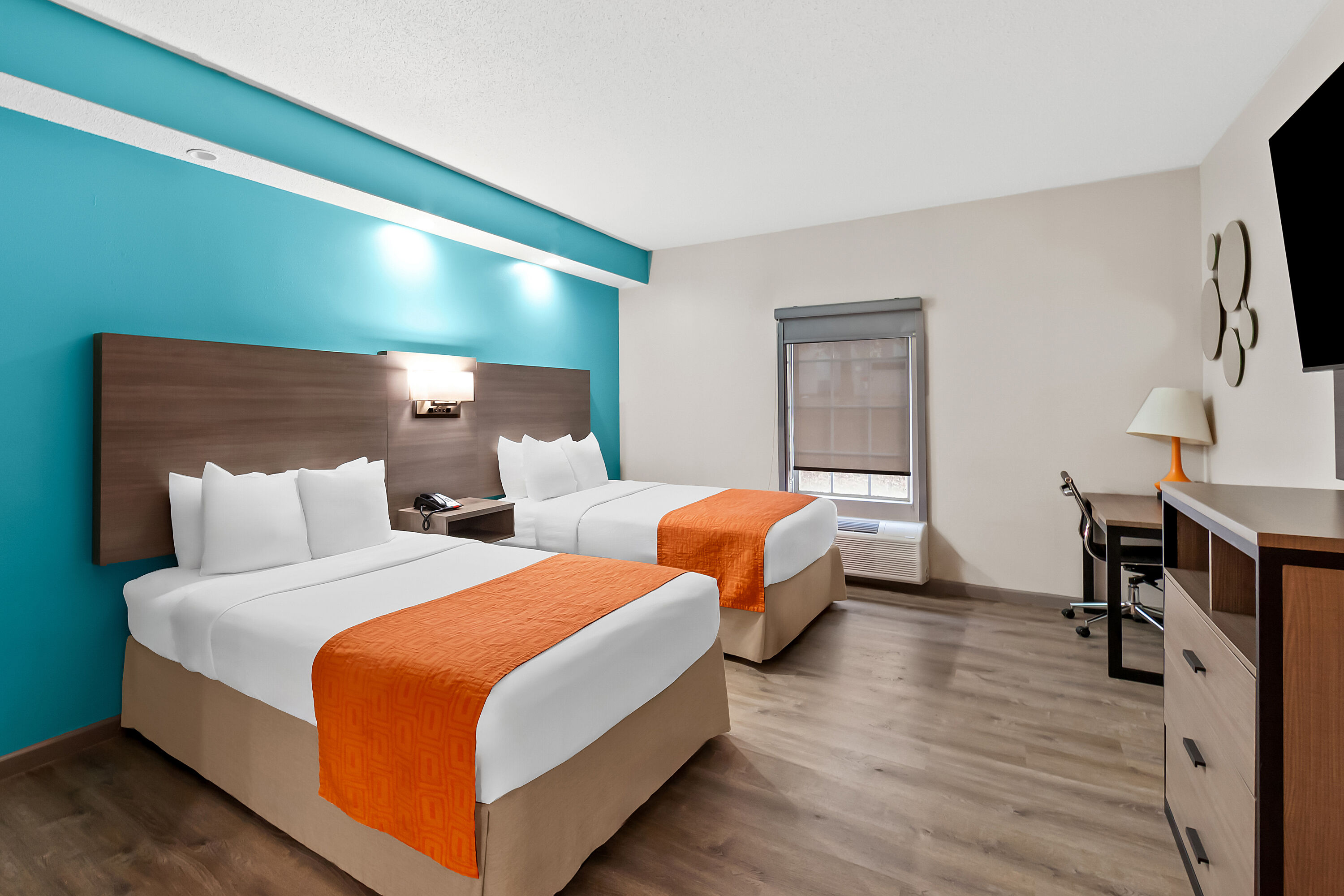 Double bed guest room at the Howard Johnson by Wyndham Jackson in Jackson, Tennessee