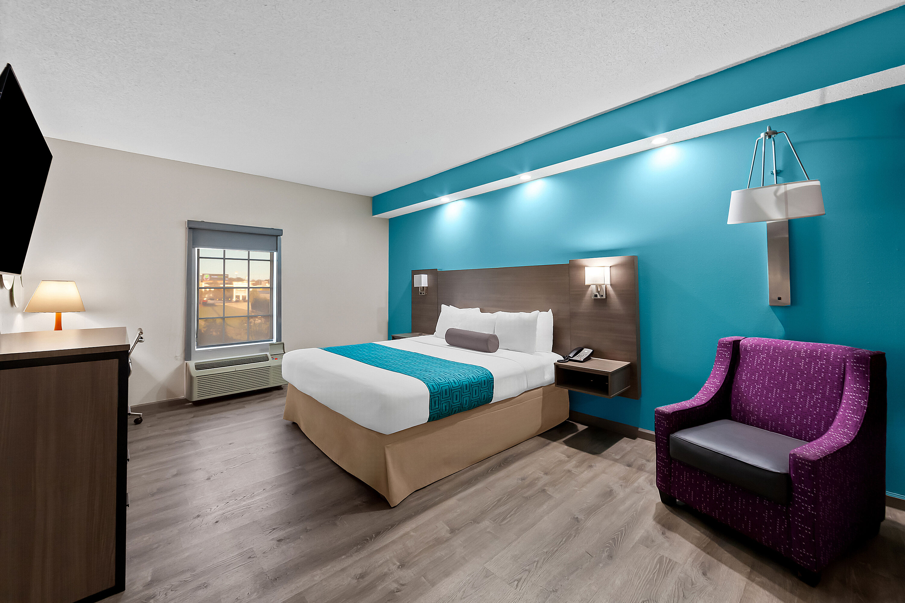 King bed guest room at the Howard Johnson by Wyndham Jackson in Jackson, Tennessee