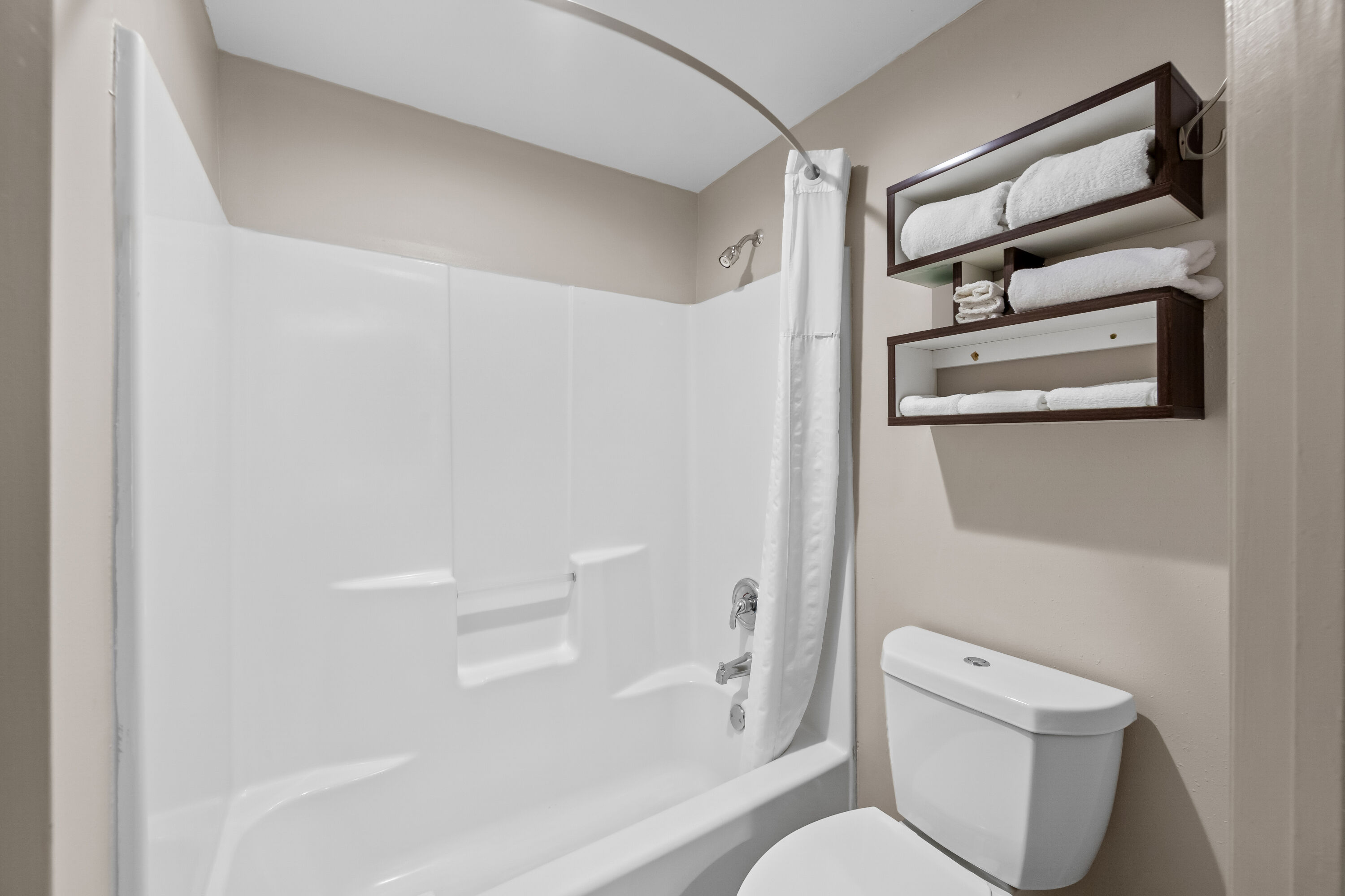 Howard Johnson by Wyndham Jackson suite in Jackson, Tennessee