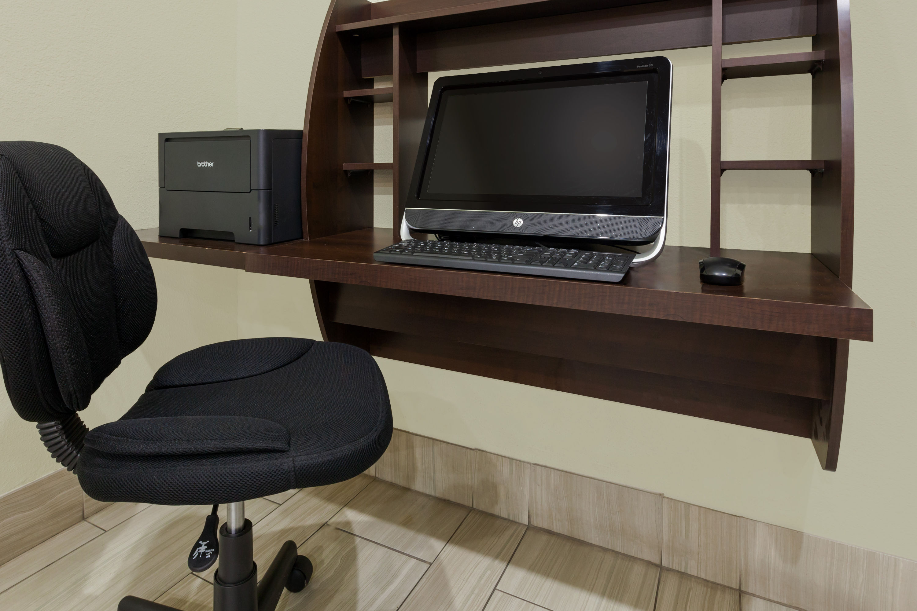 Howard Johnson by Wyndham Arlington Ballpark / Six Flags business center in Arlington, Texas