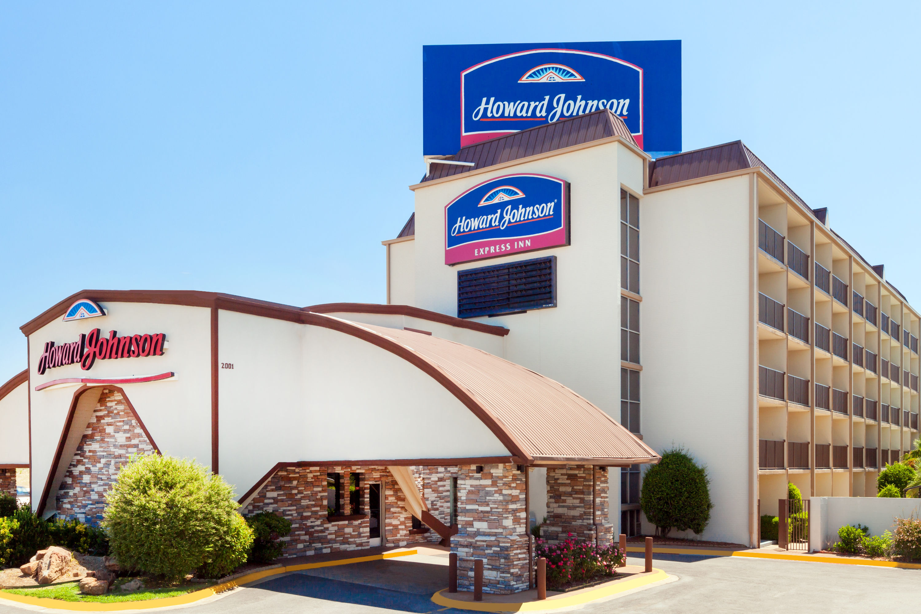 Exterior Day Image of Howard Johnson by Wyndham Arlington Ballpark / Six Flags hotel in Arlington, Texas
