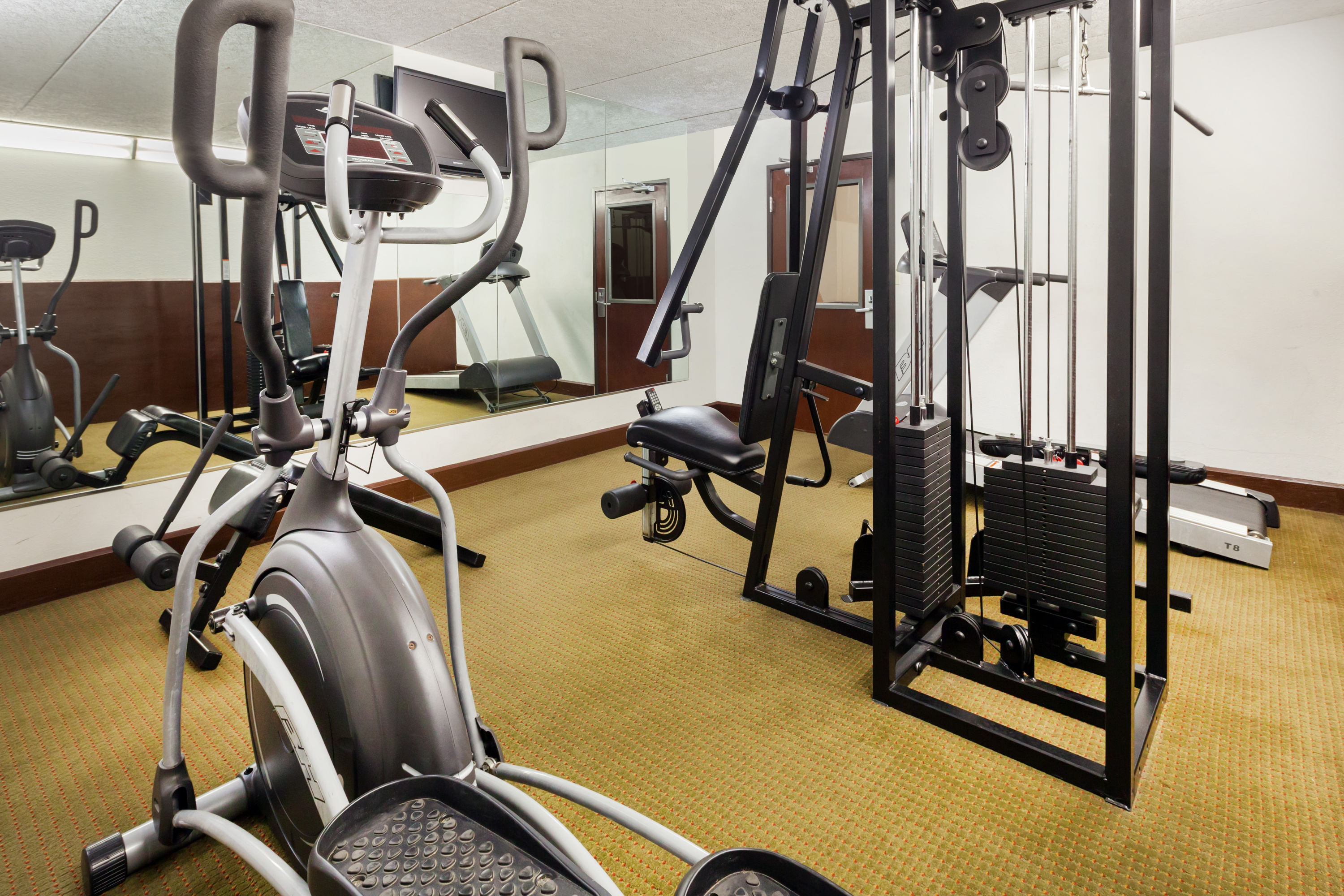 Fitness room at Howard Johnson by Wyndham Arlington Ballpark / Six Flags in Arlington, Texas