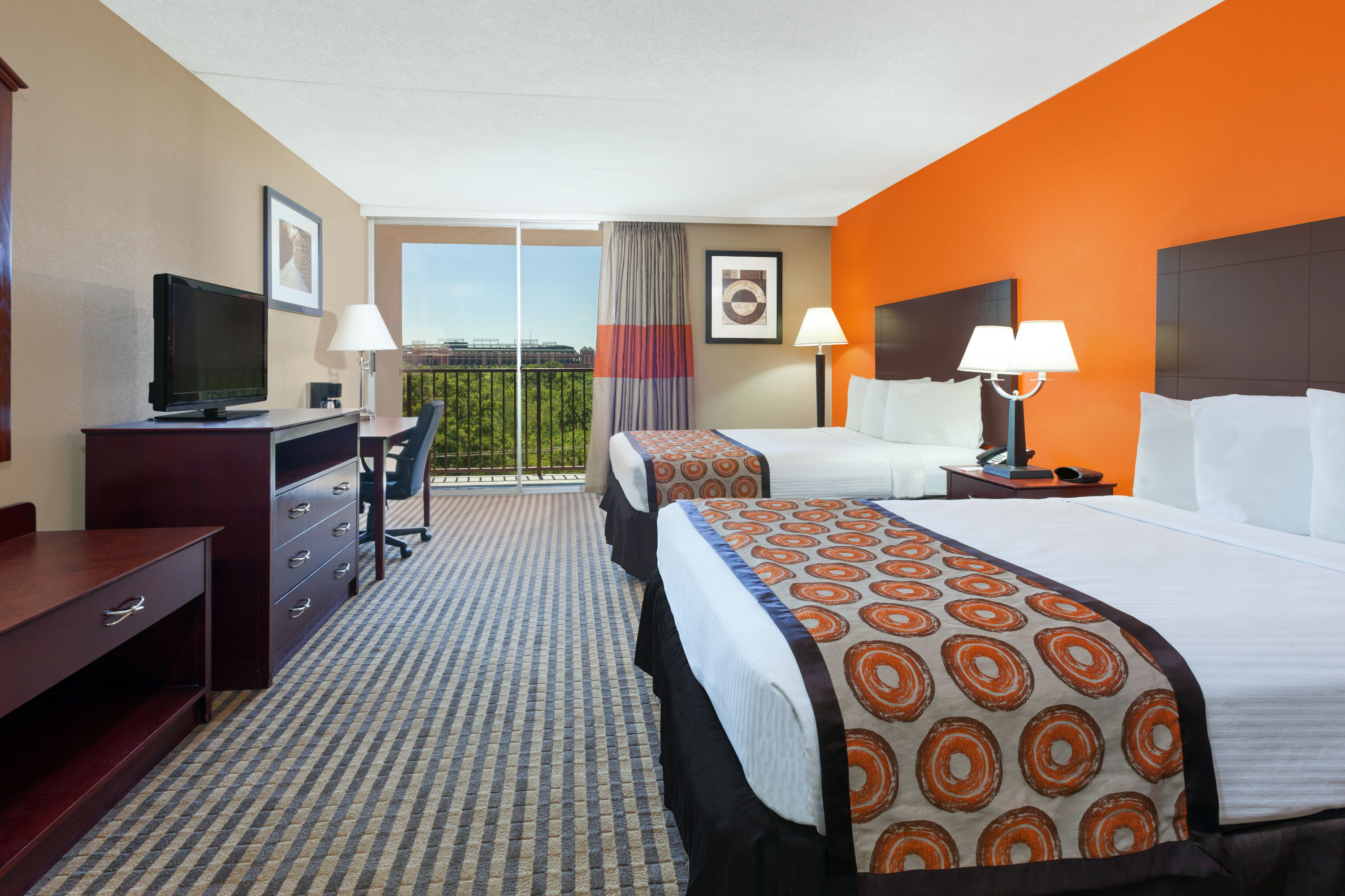 Guest room at the Howard Johnson by Wyndham Arlington Ballpark / Six Flags in Arlington, Texas