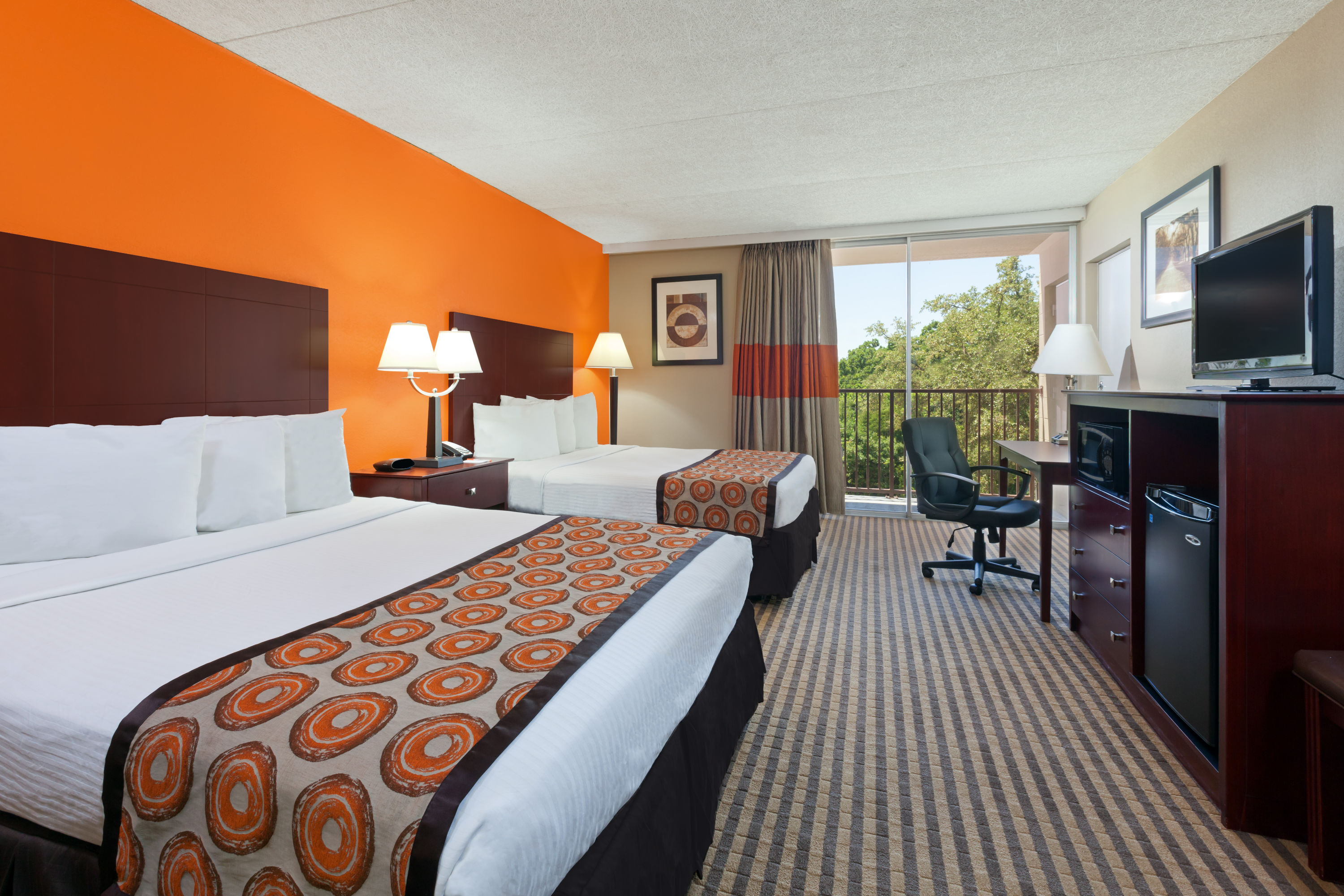 Guest room at the Howard Johnson by Wyndham Arlington Ballpark / Six Flags in Arlington, Texas