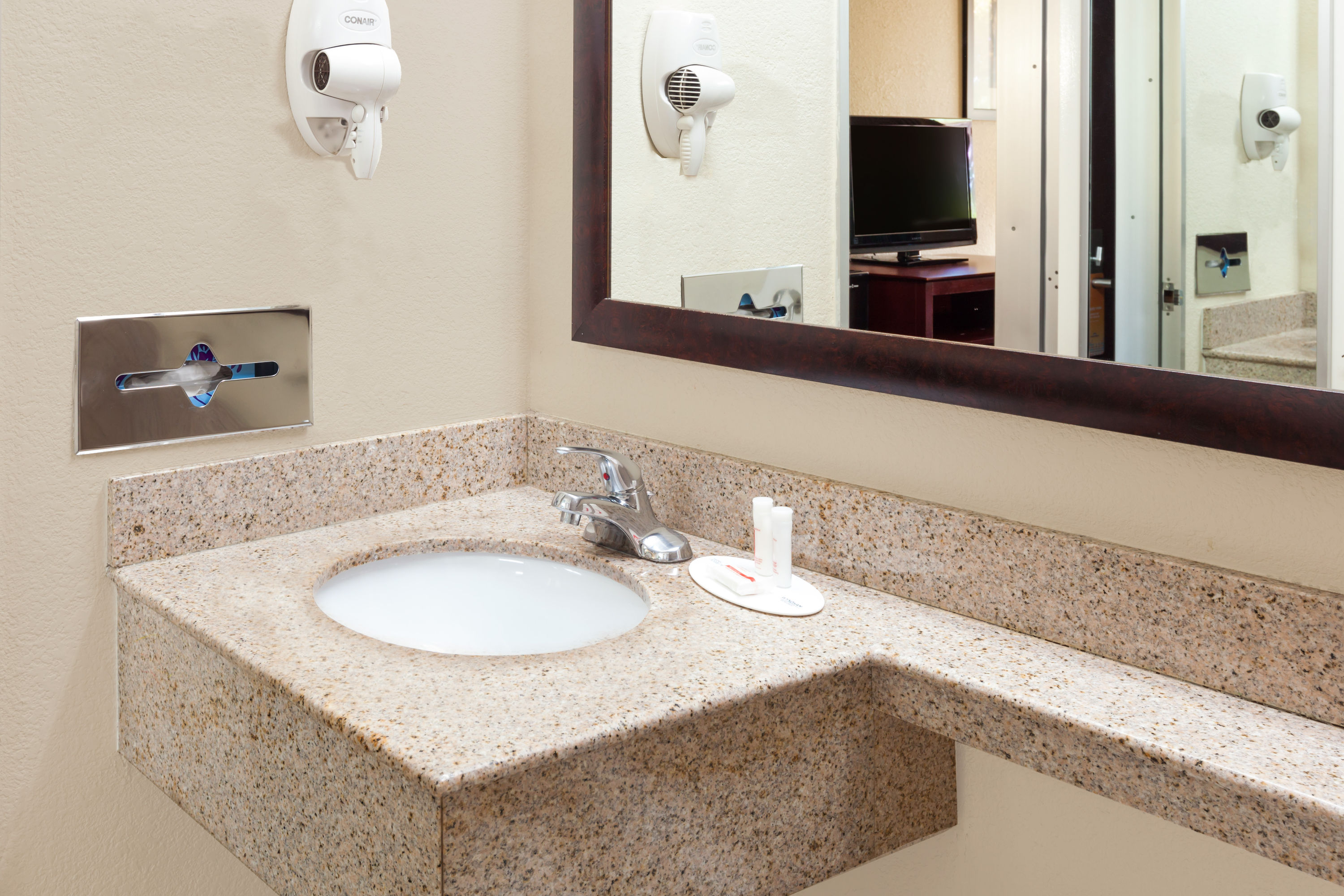 Guest room feature at the Howard Johnson by Wyndham Arlington Ballpark / Six Flags in Arlington, Texas