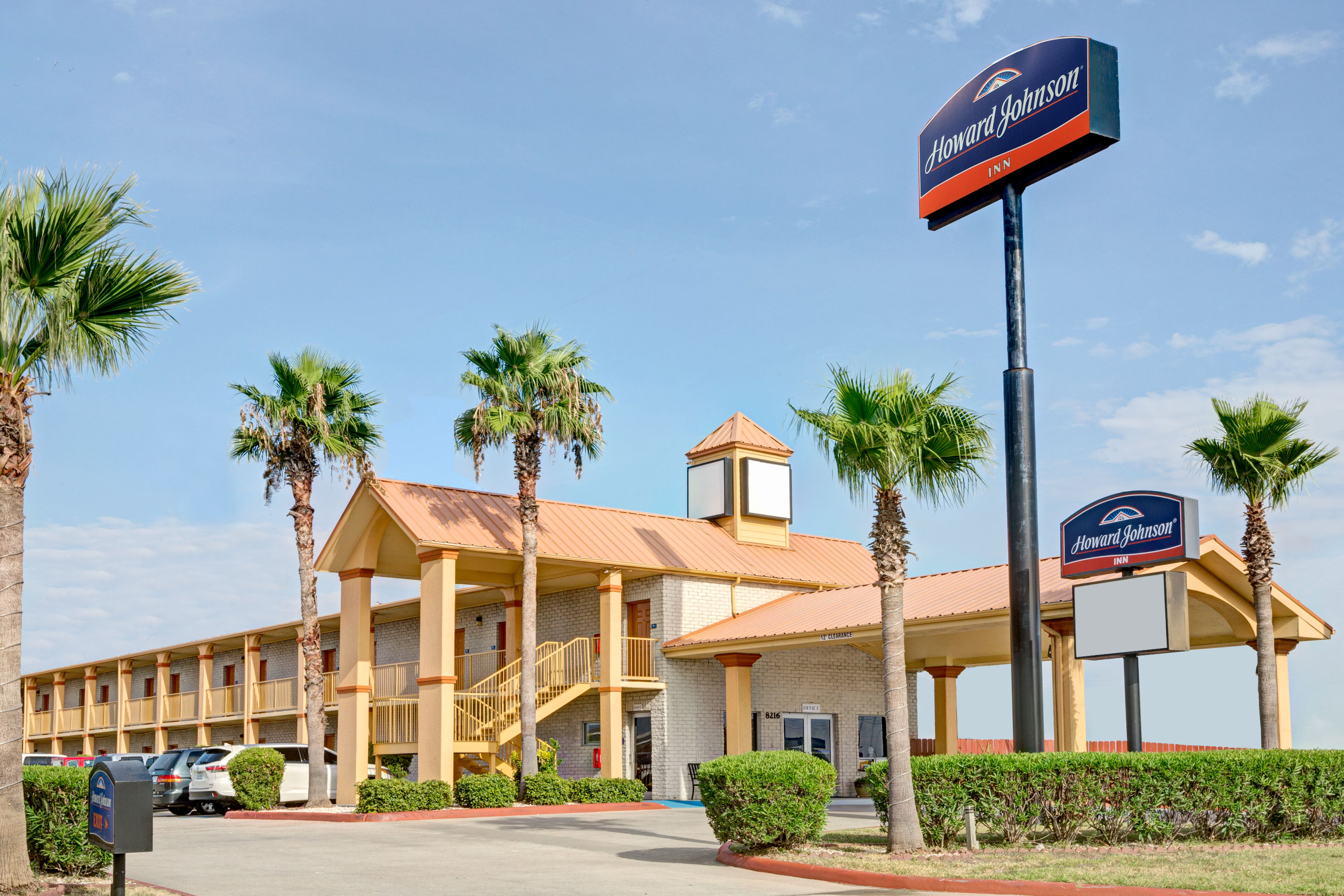Exterior of Howard Johnson by Wyndham Galveston hotel in Galveston, Texas