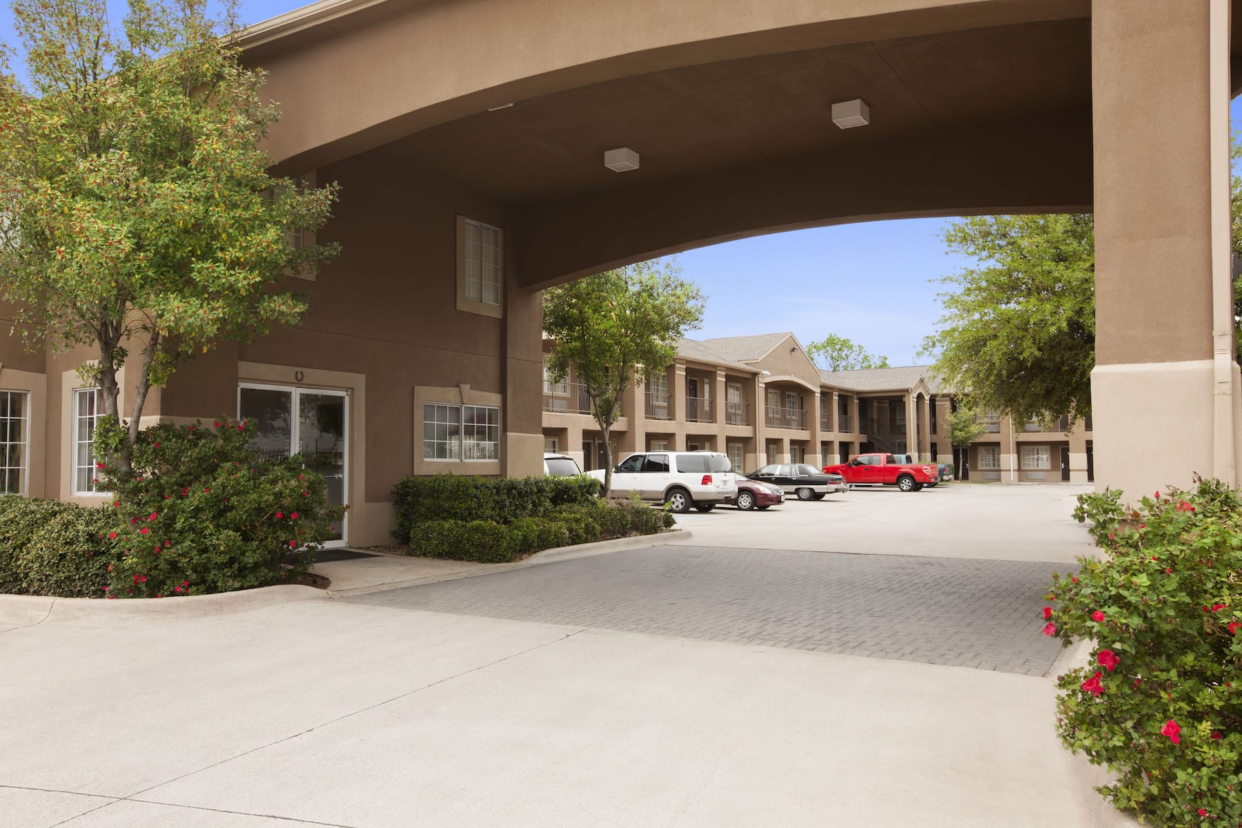 Howard Johnson by Wyndham Grand Prairie Near Lone Star Park | Grand