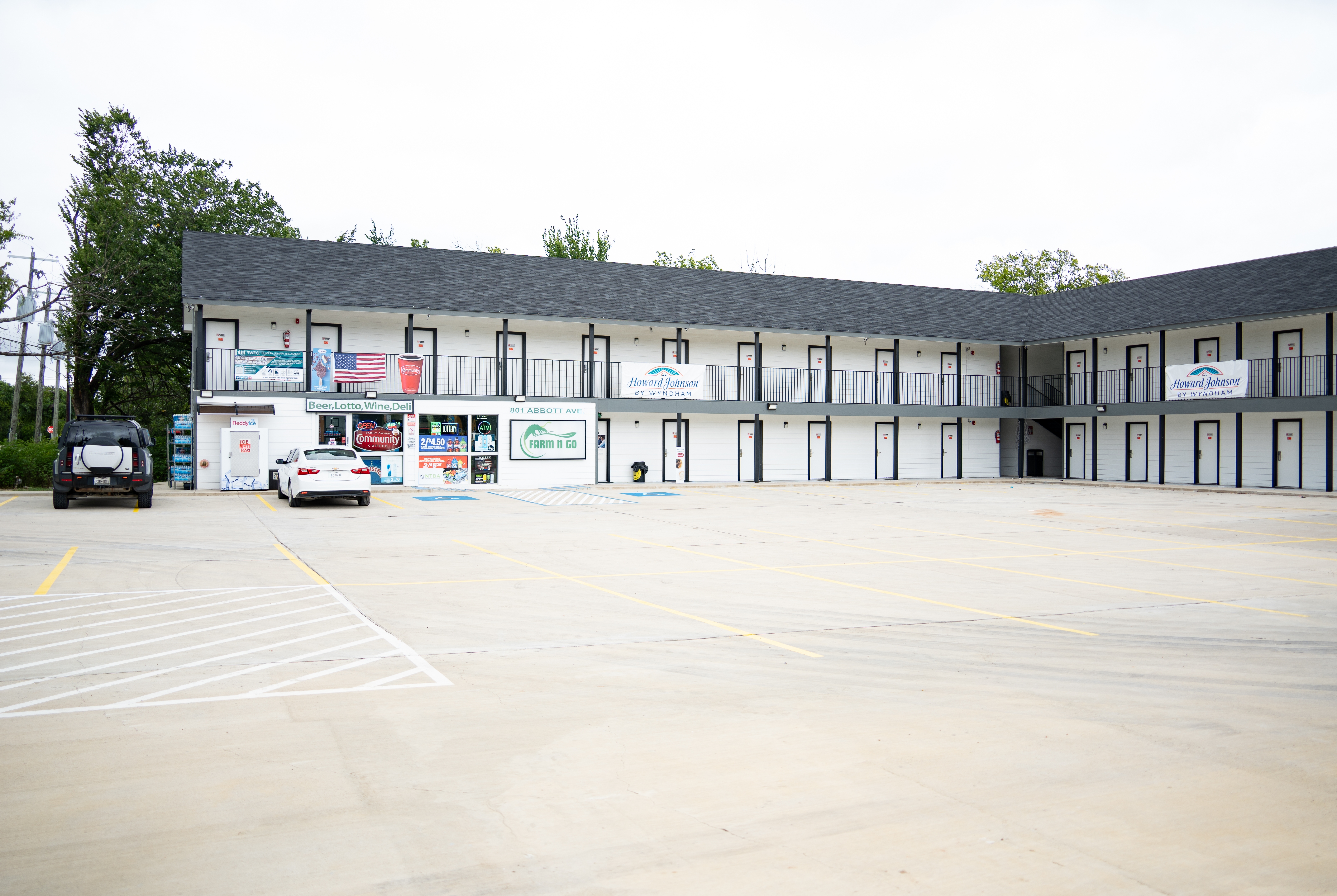 Exterior of Howard Johnson by Wyndham Hillsboro TX hotel in Hillsboro, Texas
