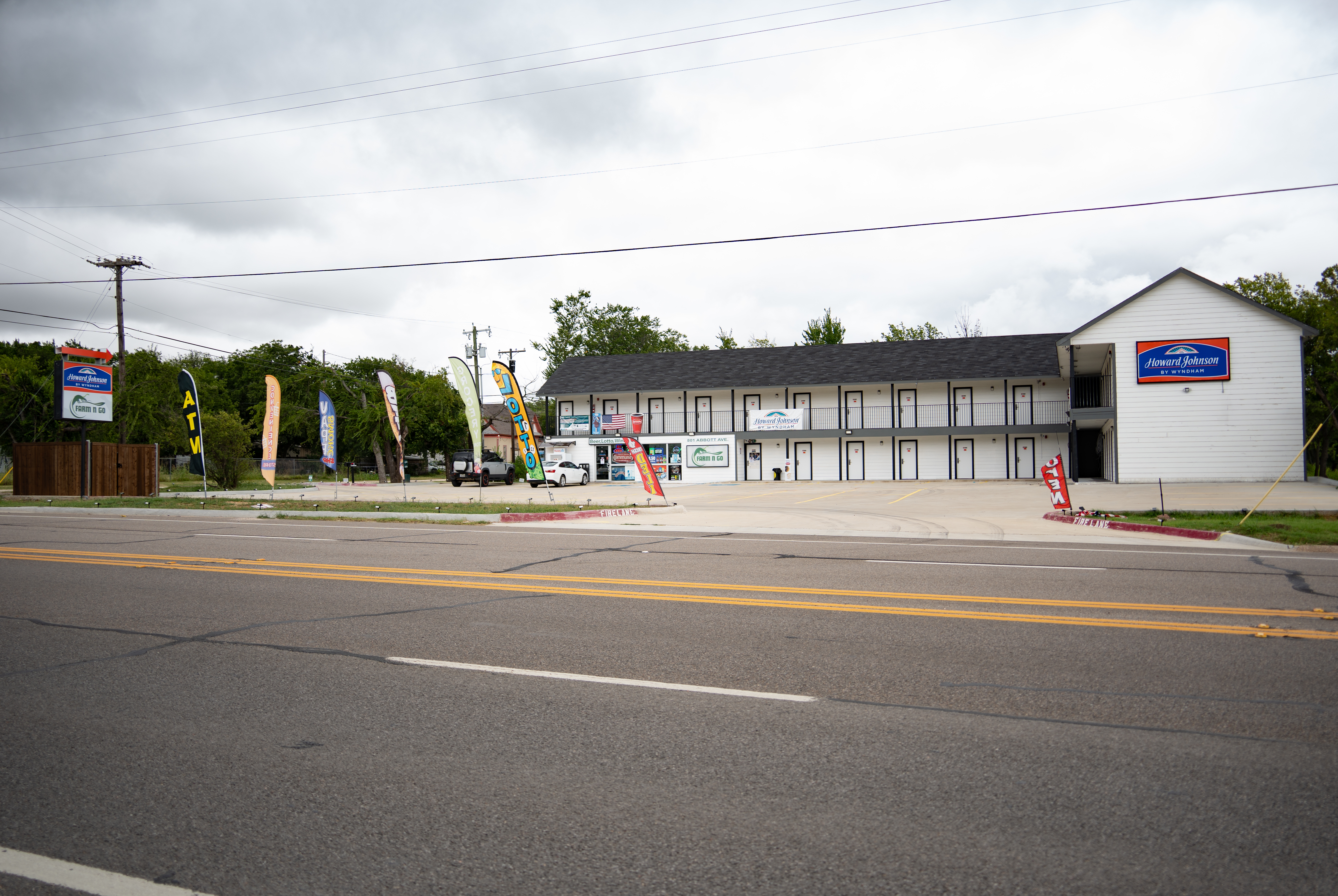 Exterior of Howard Johnson by Wyndham Hillsboro TX hotel in Hillsboro, Texas