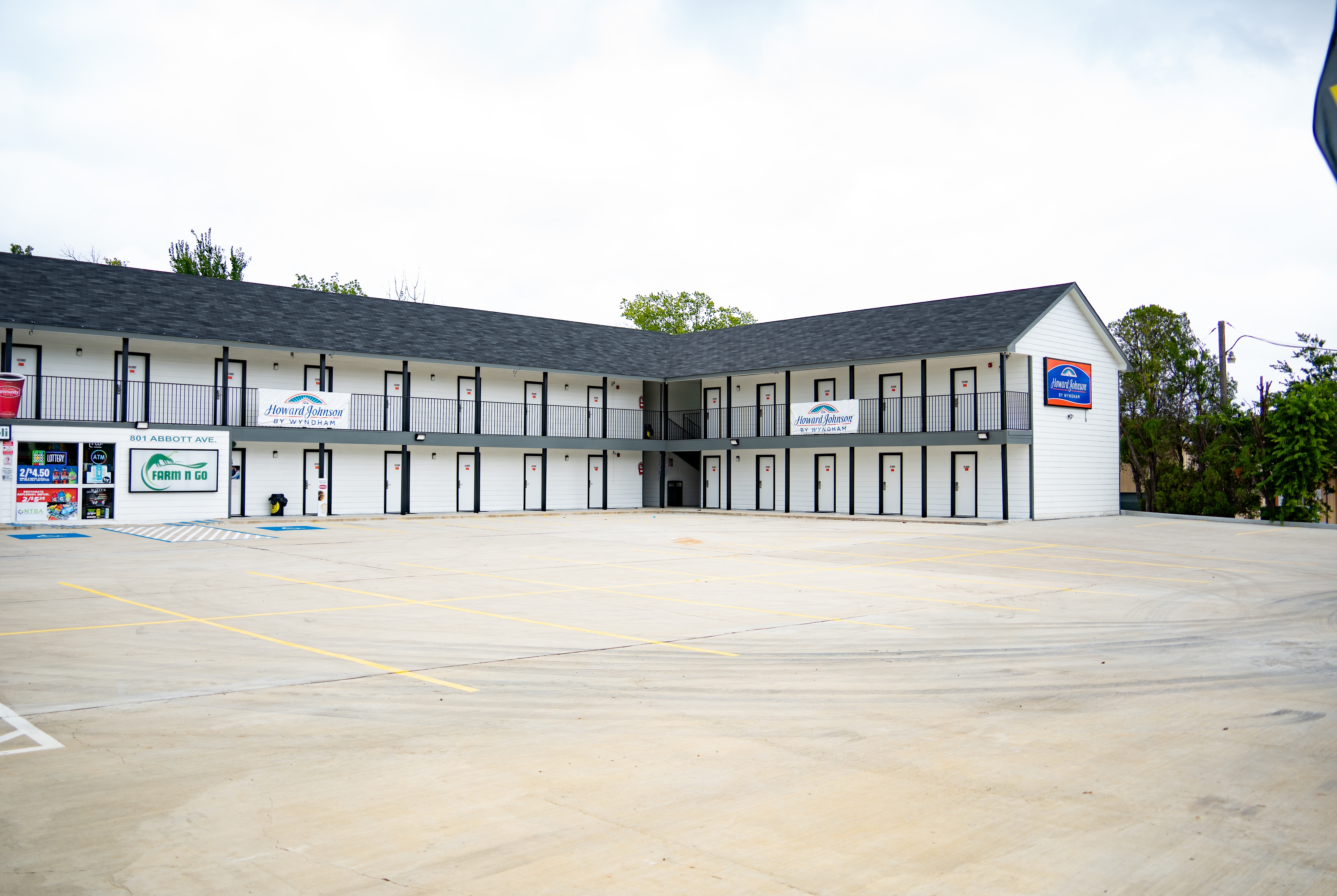 Exterior of Howard Johnson by Wyndham Hillsboro TX hotel in Hillsboro, Texas