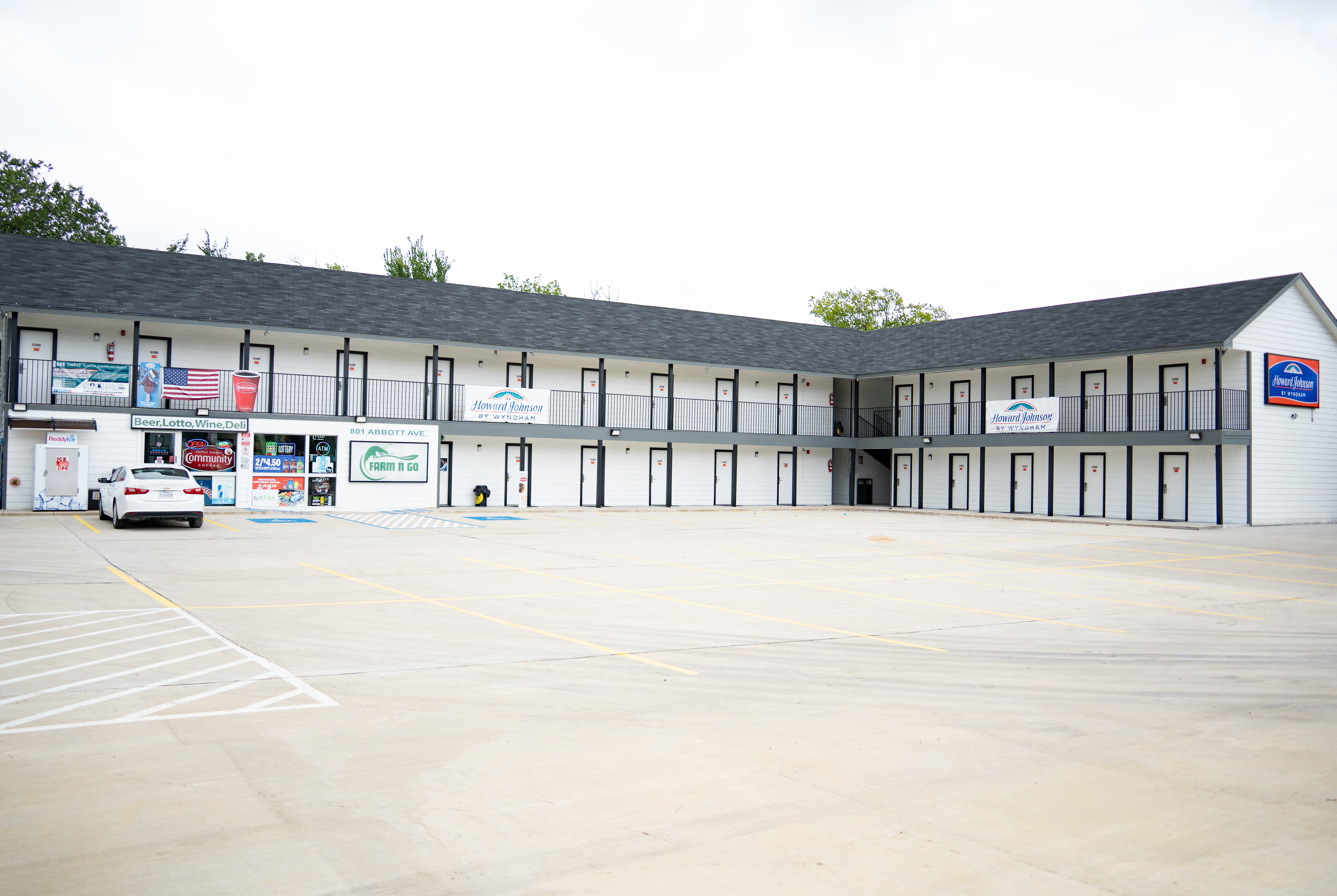 Exterior of Howard Johnson by Wyndham Hillsboro TX hotel in Hillsboro, Texas