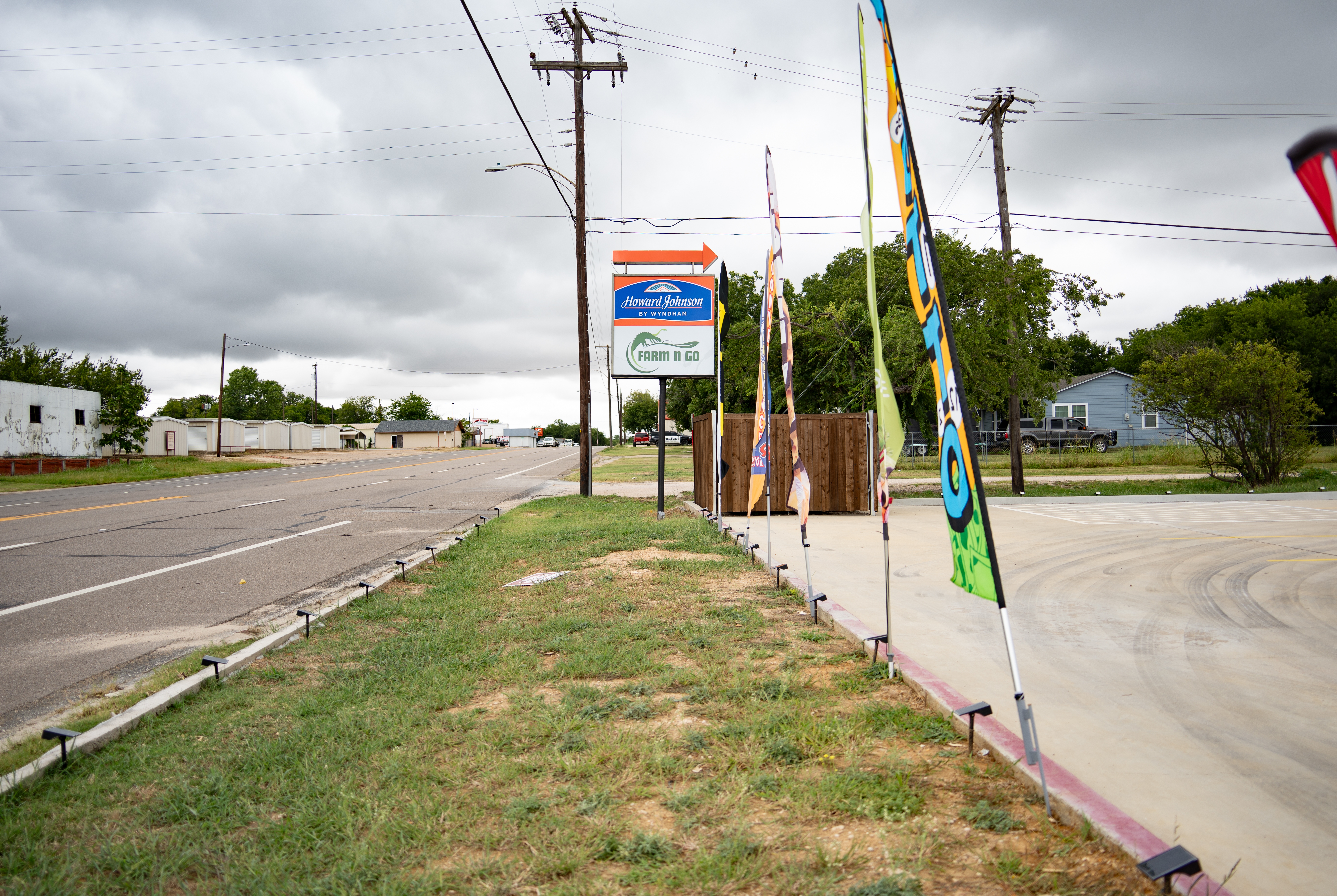 Exterior of Howard Johnson by Wyndham Hillsboro TX hotel in Hillsboro, Texas