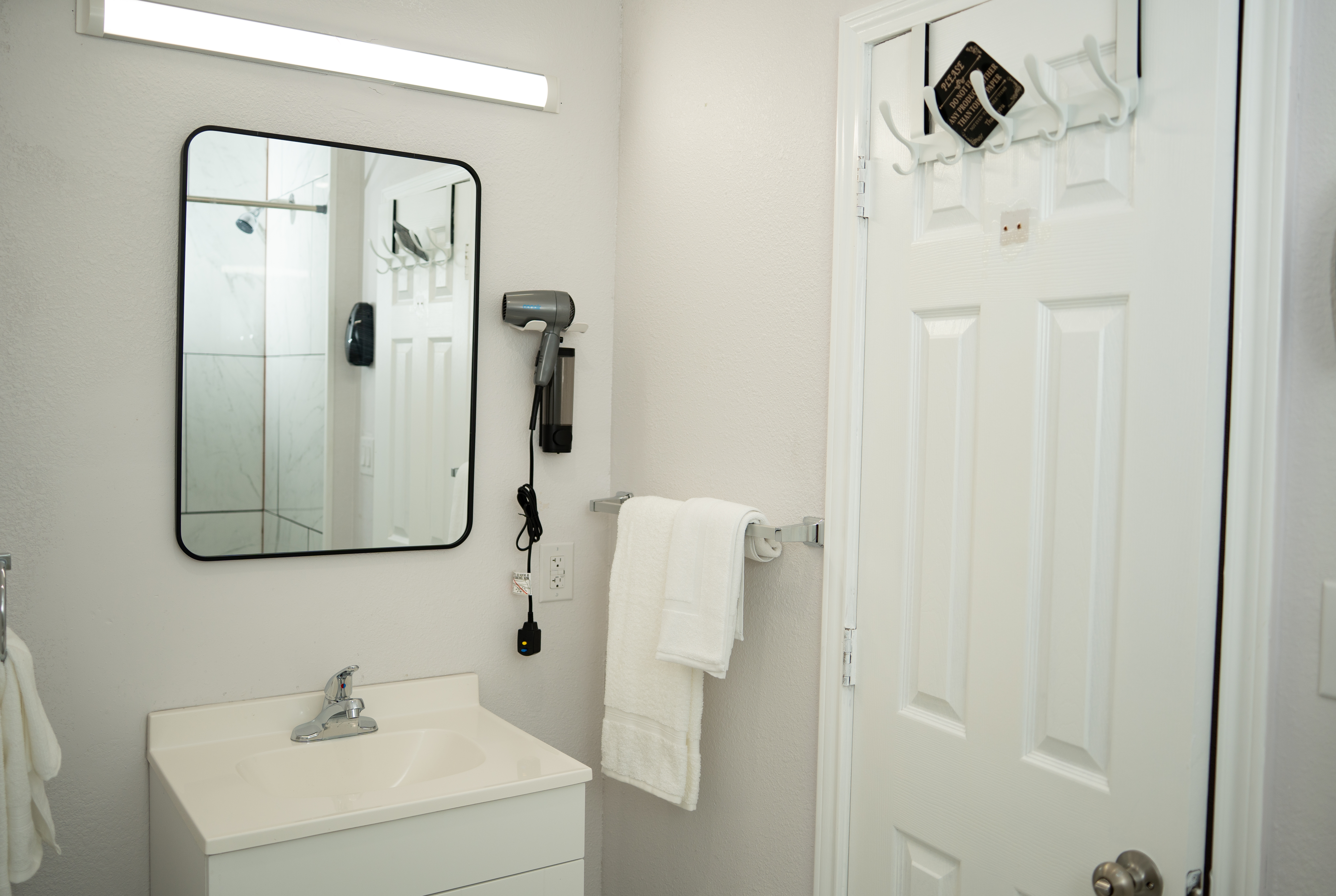 Guest room bath at the Howard Johnson by Wyndham Hillsboro TX in Hillsboro, Texas