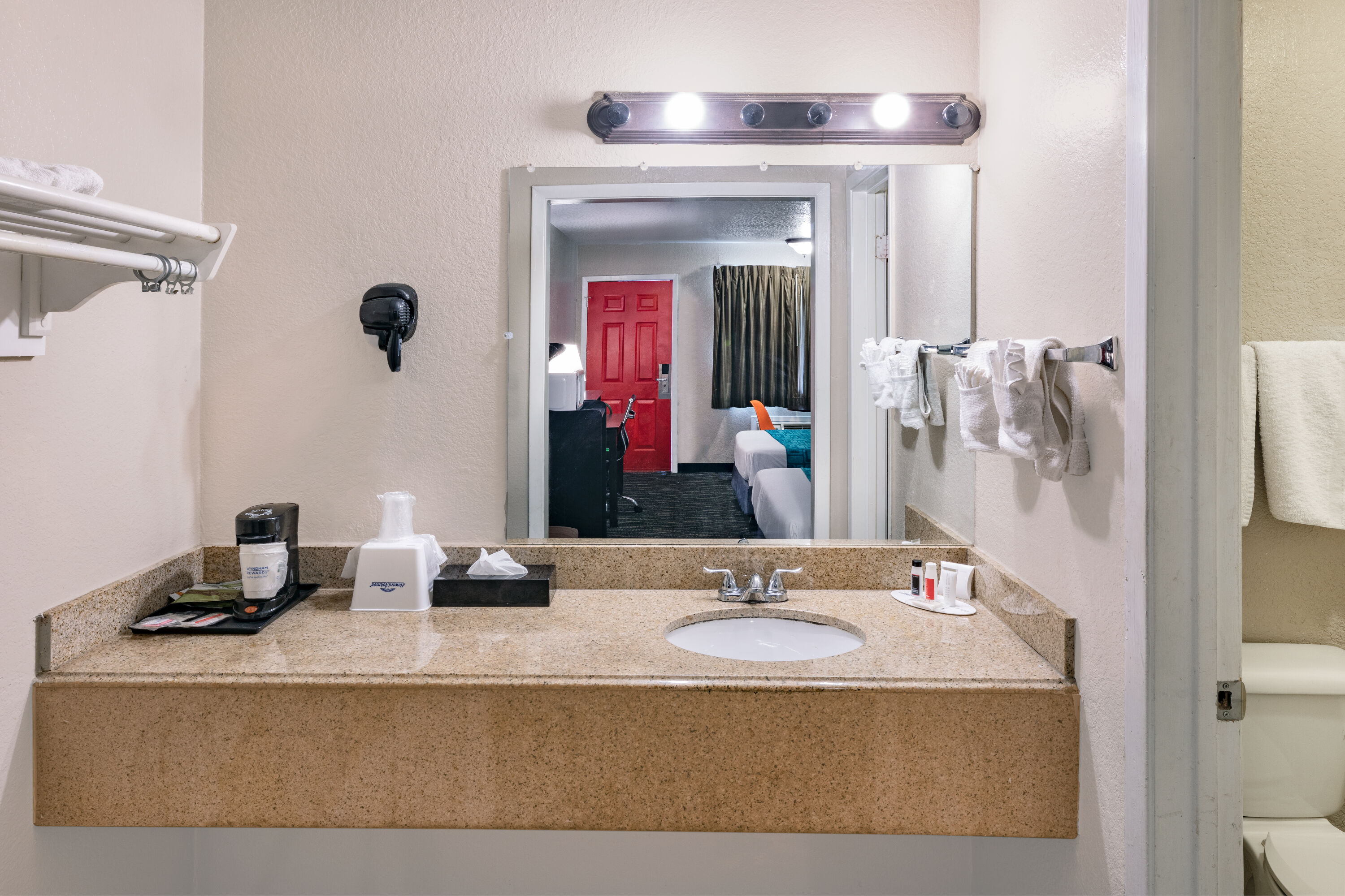 Guest room bath at the Howard Johnson by Wyndham Houston Hobby Airport in Houston, Texas