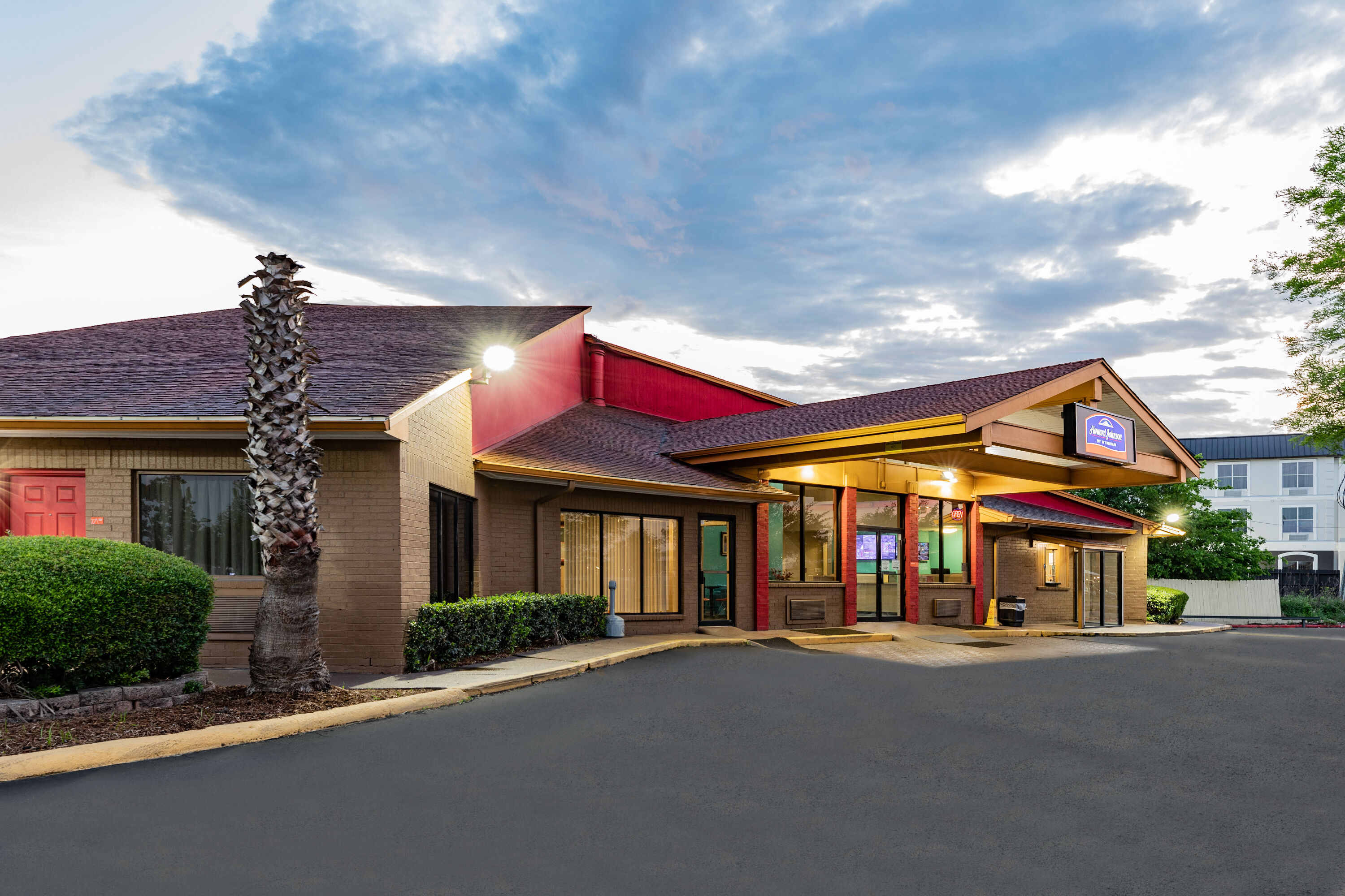 Exterior Dusk Image of Howard Johnson by Wyndham Houston Hobby Airport hotel in Houston, Texas