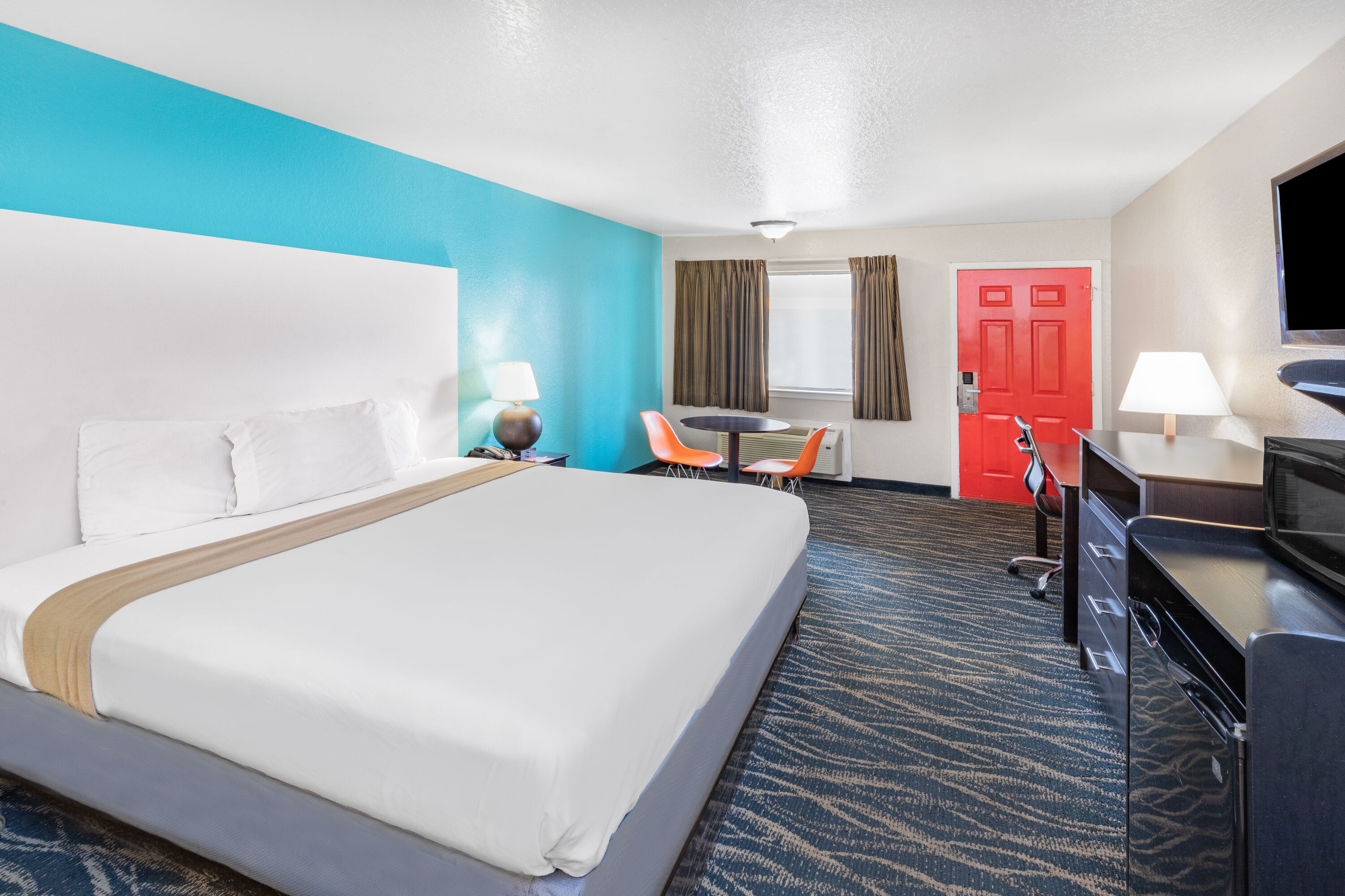 Guest room at the Howard Johnson by Wyndham Houston Hobby Airport in Houston, Texas