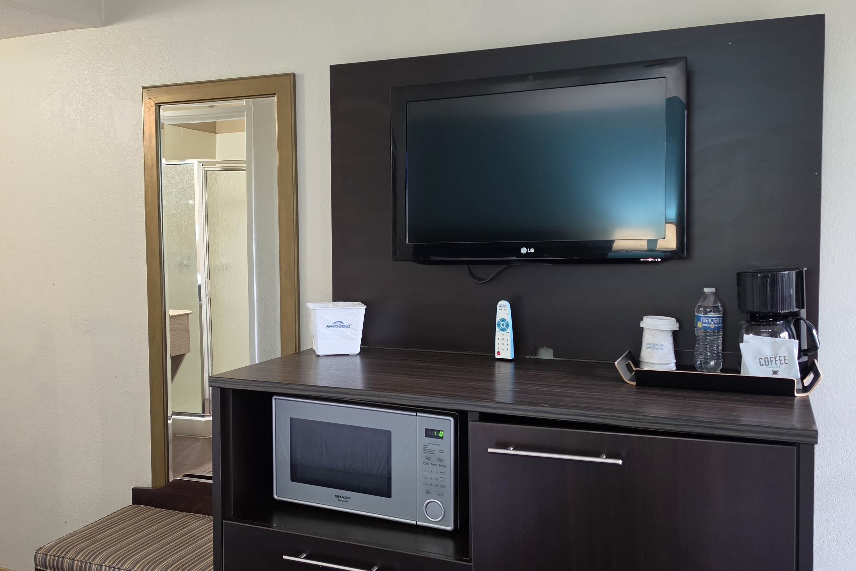 Guest room feature at the Howard Johnson by Wyndham Odessa TX in Odessa, Texas