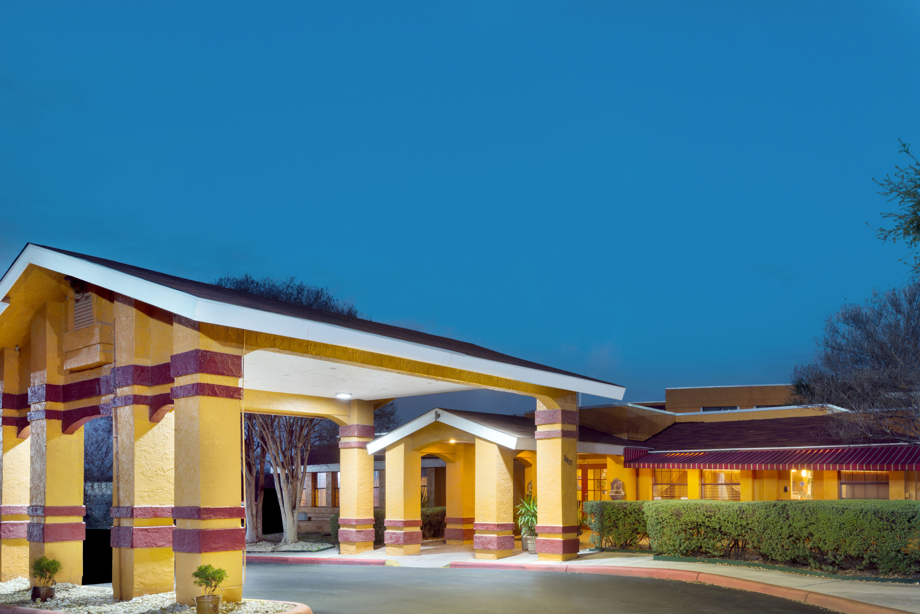 Howard Johnson Inn Amp Suites San Antonio Near At Amp T Center