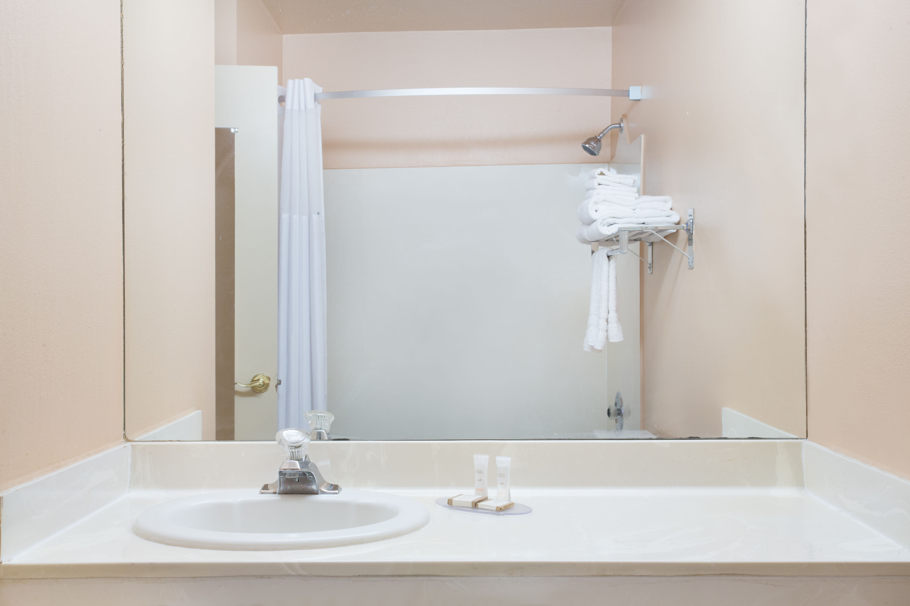 Guest room at the Howard Johnson by Wyndham Brigham City in Brigham City, Utah