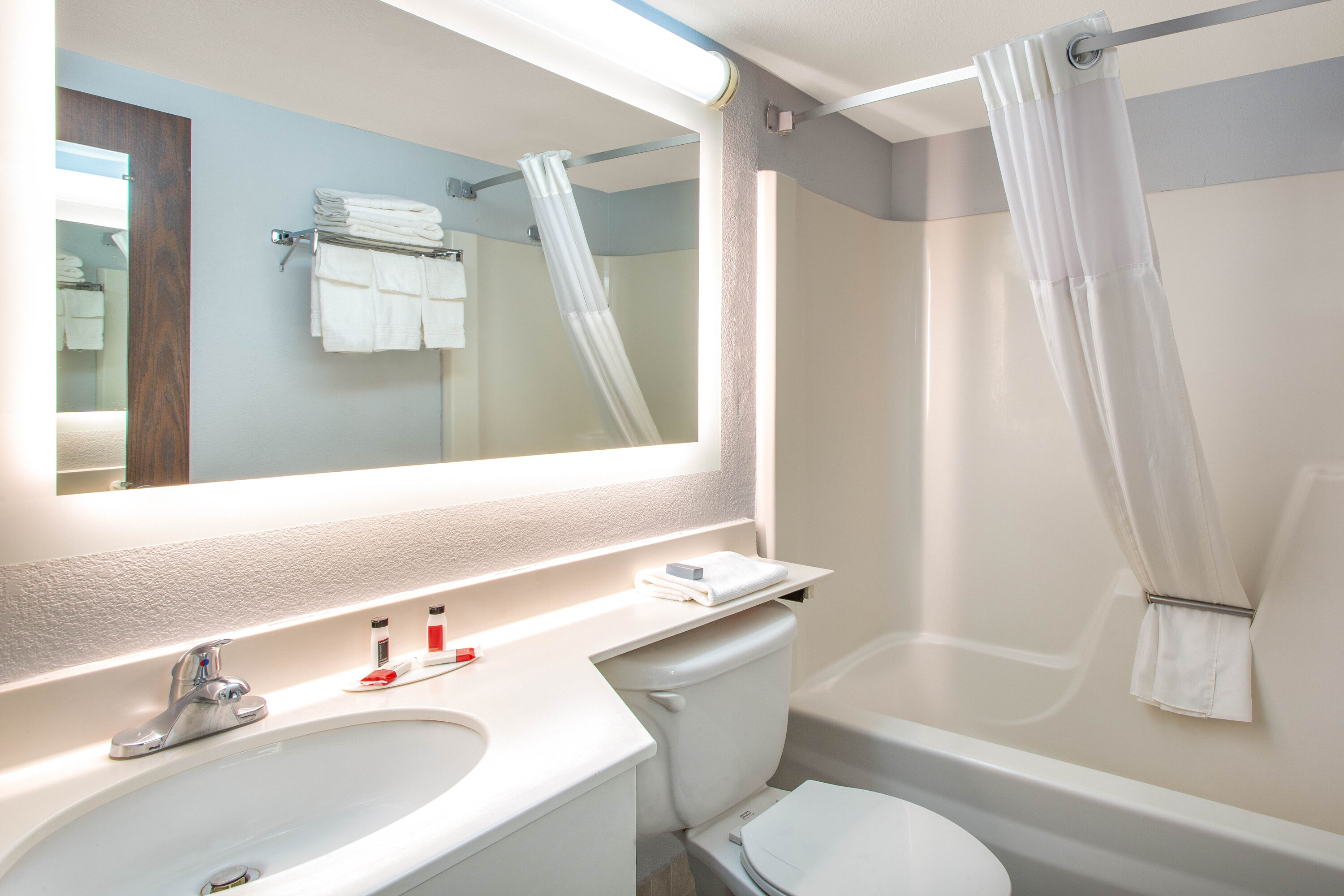 Guest room bath at the Howard Johnson by Wyndham Lexington in Lexington, Virginia