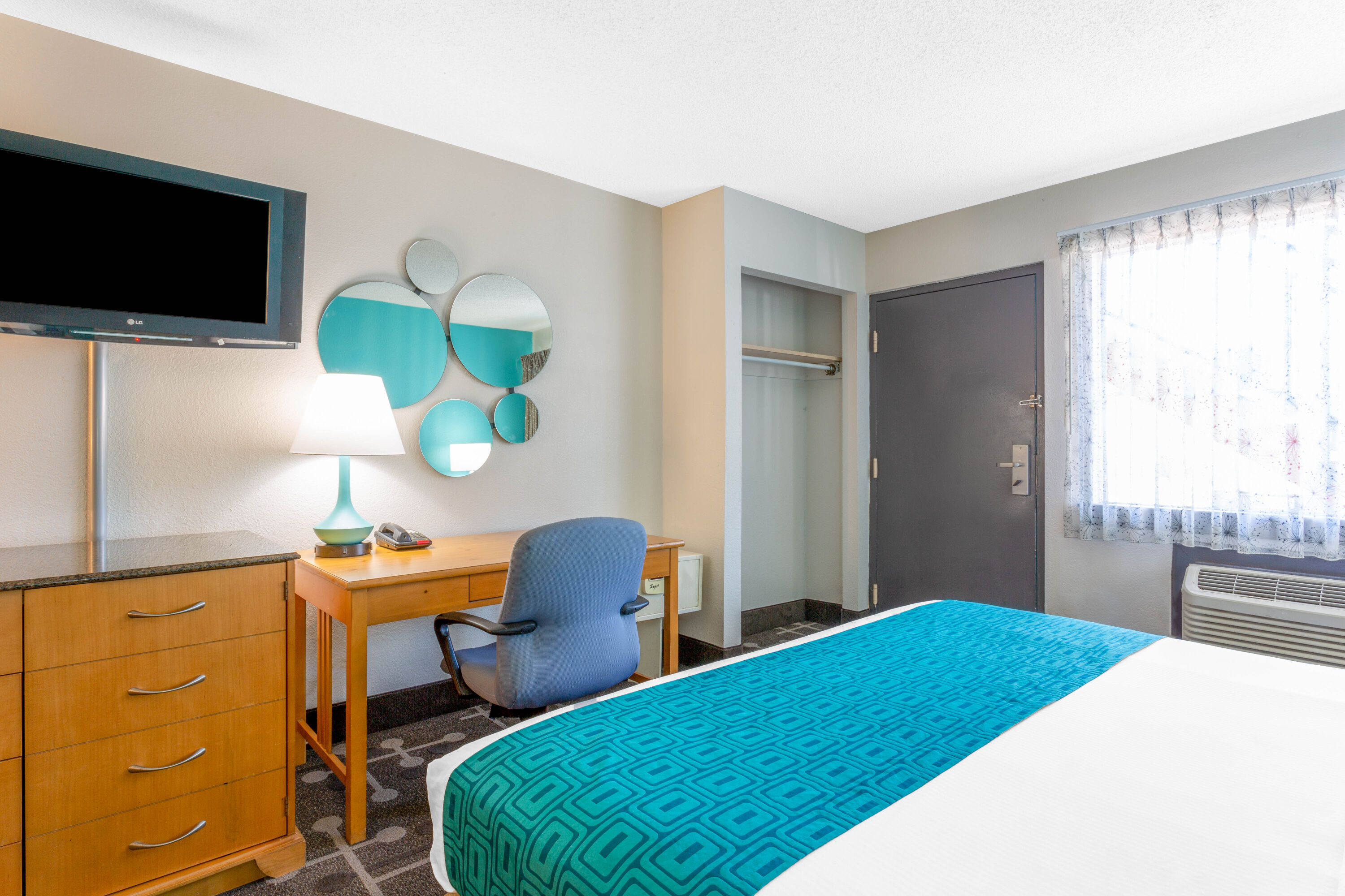 Guest room feature at the Howard Johnson by Wyndham Virginia Beach in Virginia Beach, Virginia