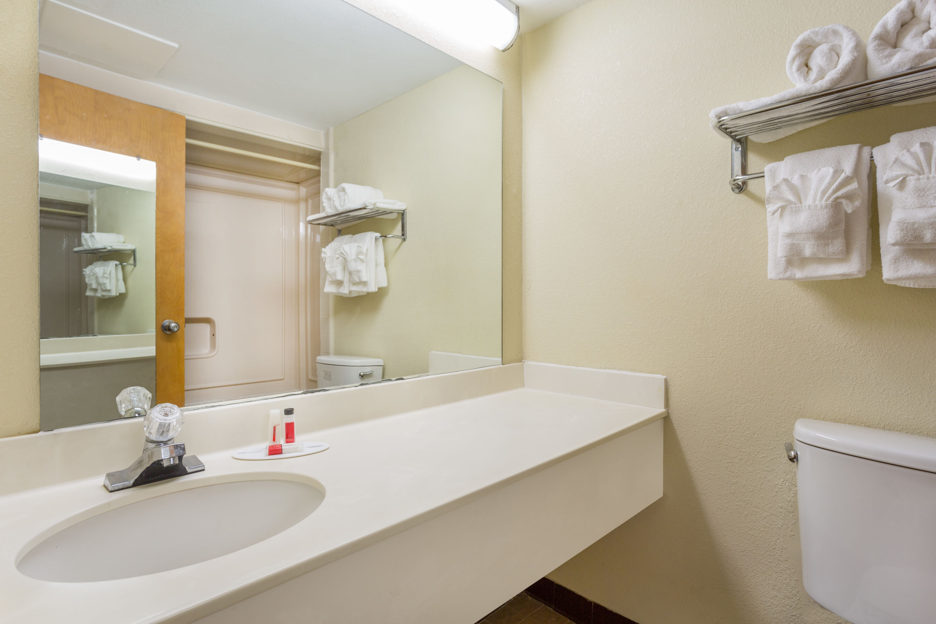 Guest room bath at the Howard Johnson by Wyndham Williamsburg in Williamsburg, Virginia