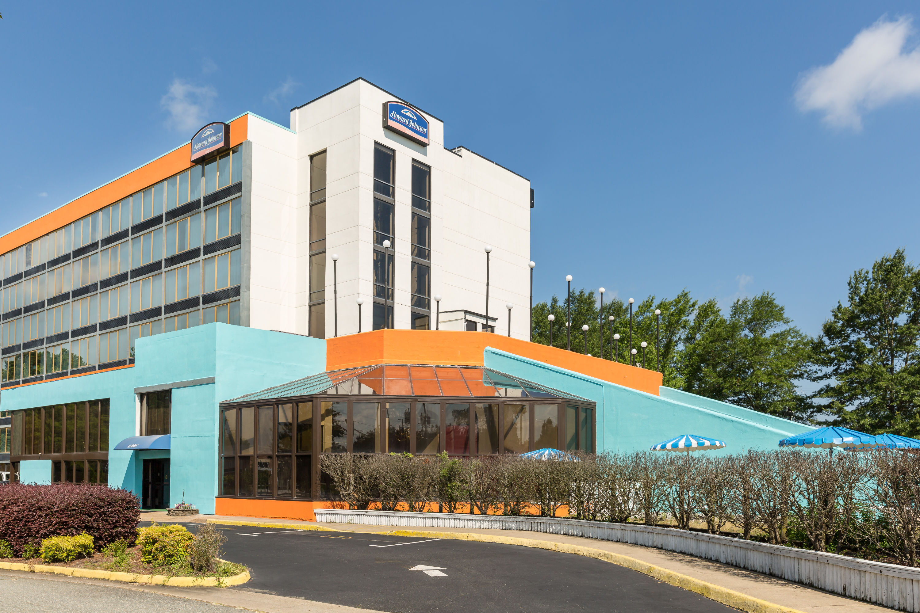 Exterior Day Image of Howard Johnson by Wyndham Williamsburg hotel in Williamsburg, Virginia