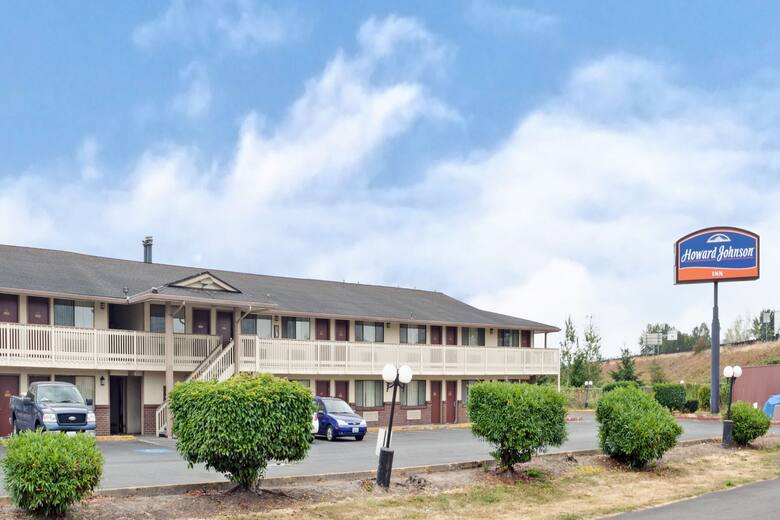 Exterior of Howard Johnson Inn Kent hotel in Kent, Washington