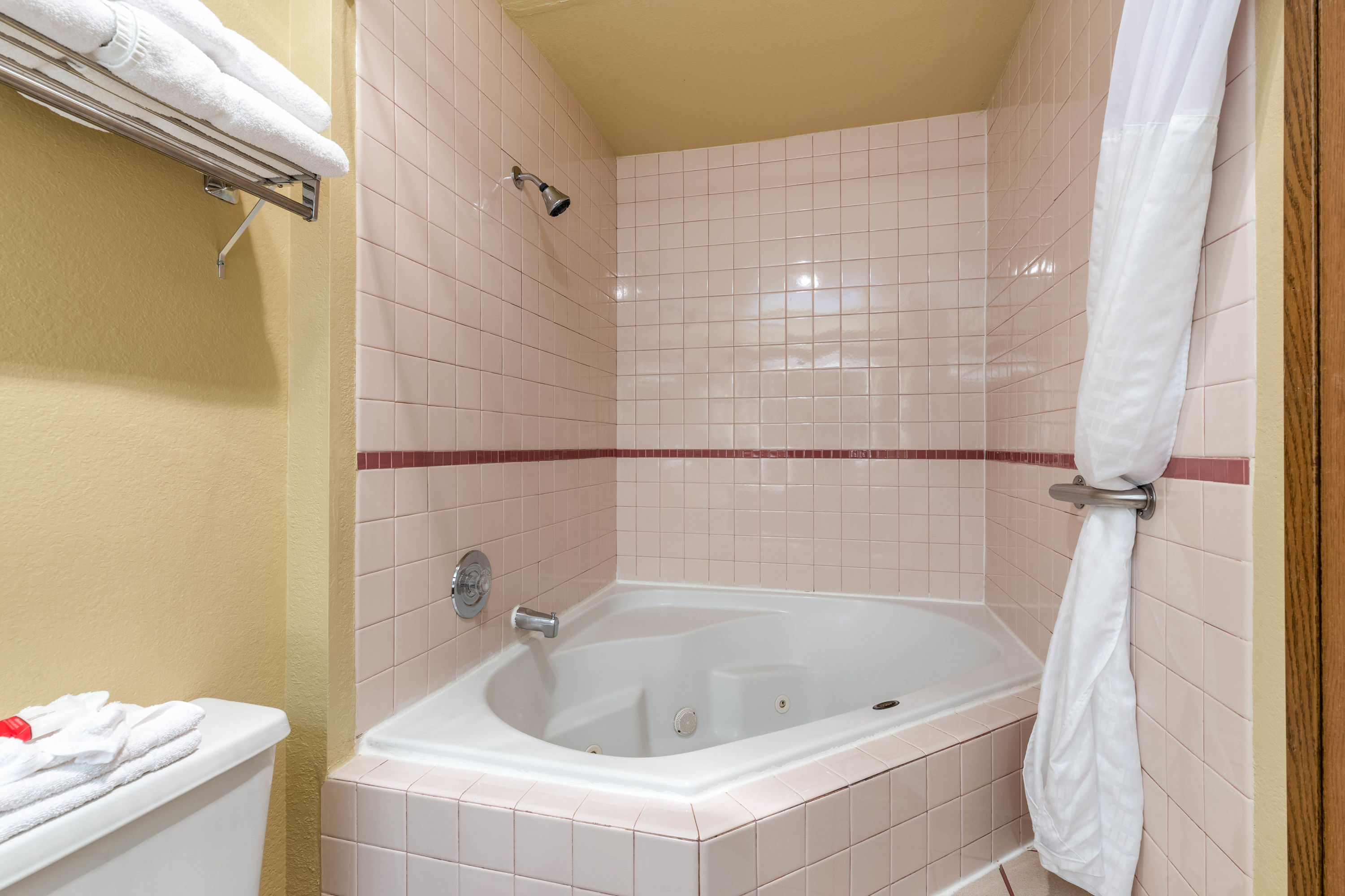 Guest room bath at the Howard Johnson by Wyndham Leavenworth in Leavenworth, Washington