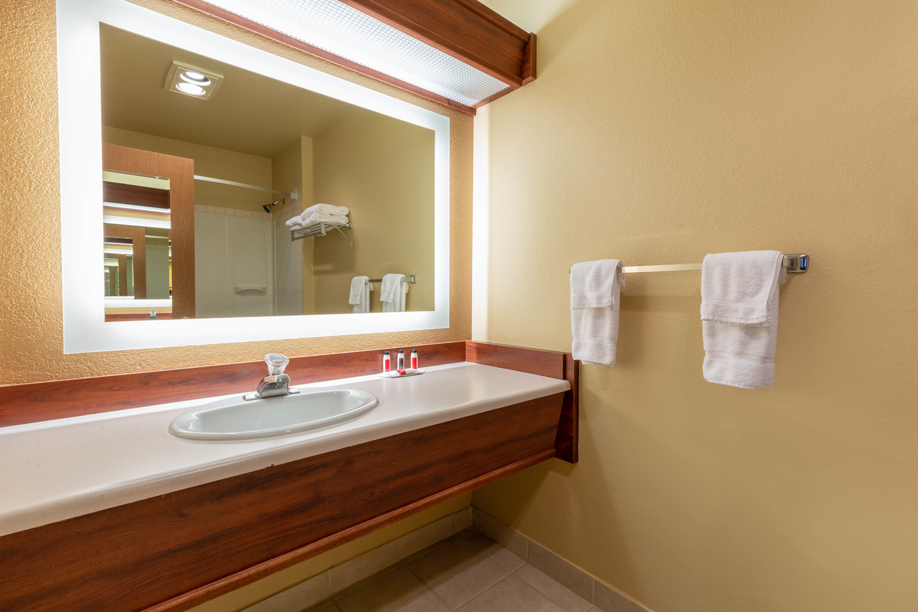Guest room bath at the Howard Johnson by Wyndham Leavenworth in Leavenworth, Washington
