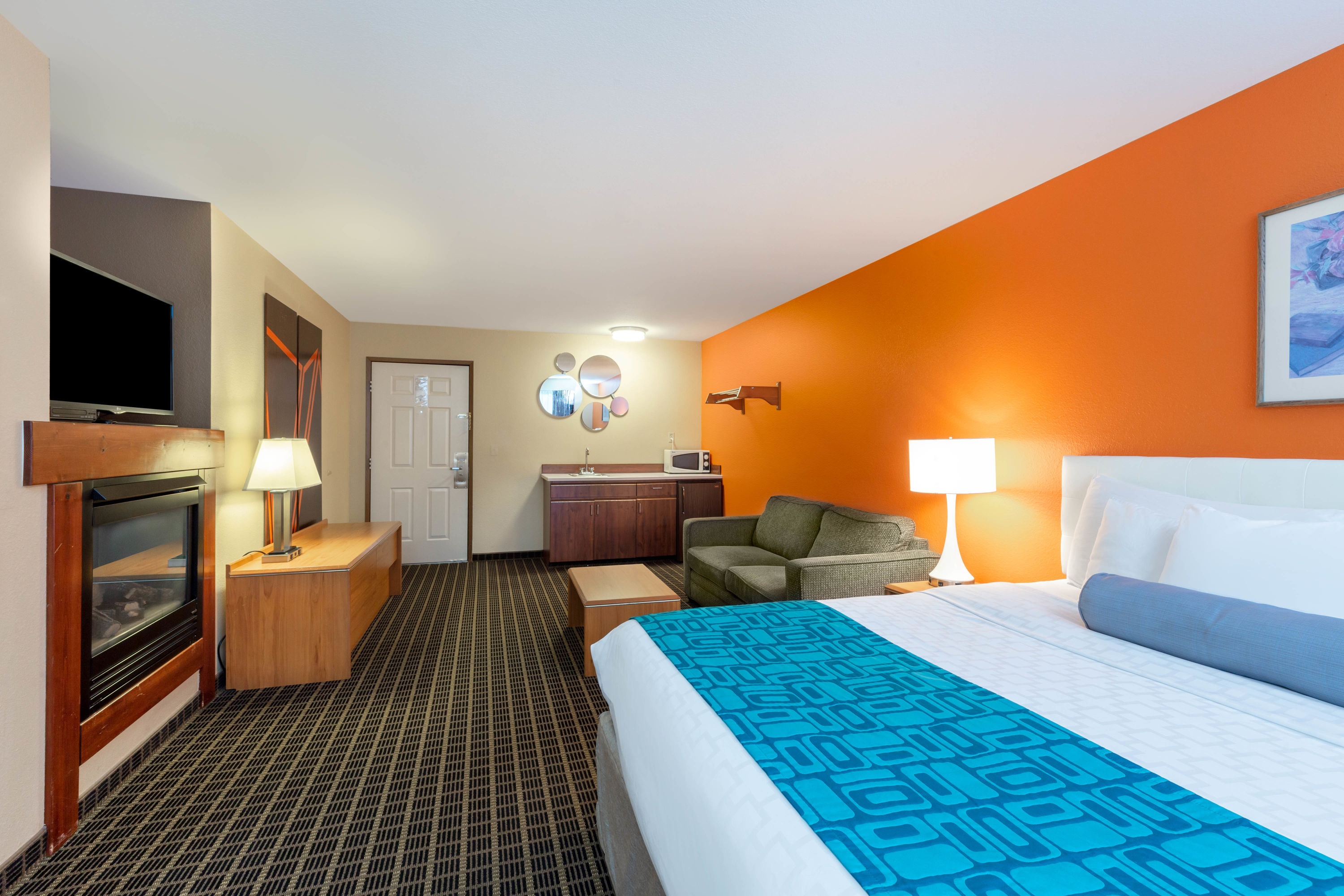 Guest room at the Howard Johnson by Wyndham Leavenworth in Leavenworth, Washington